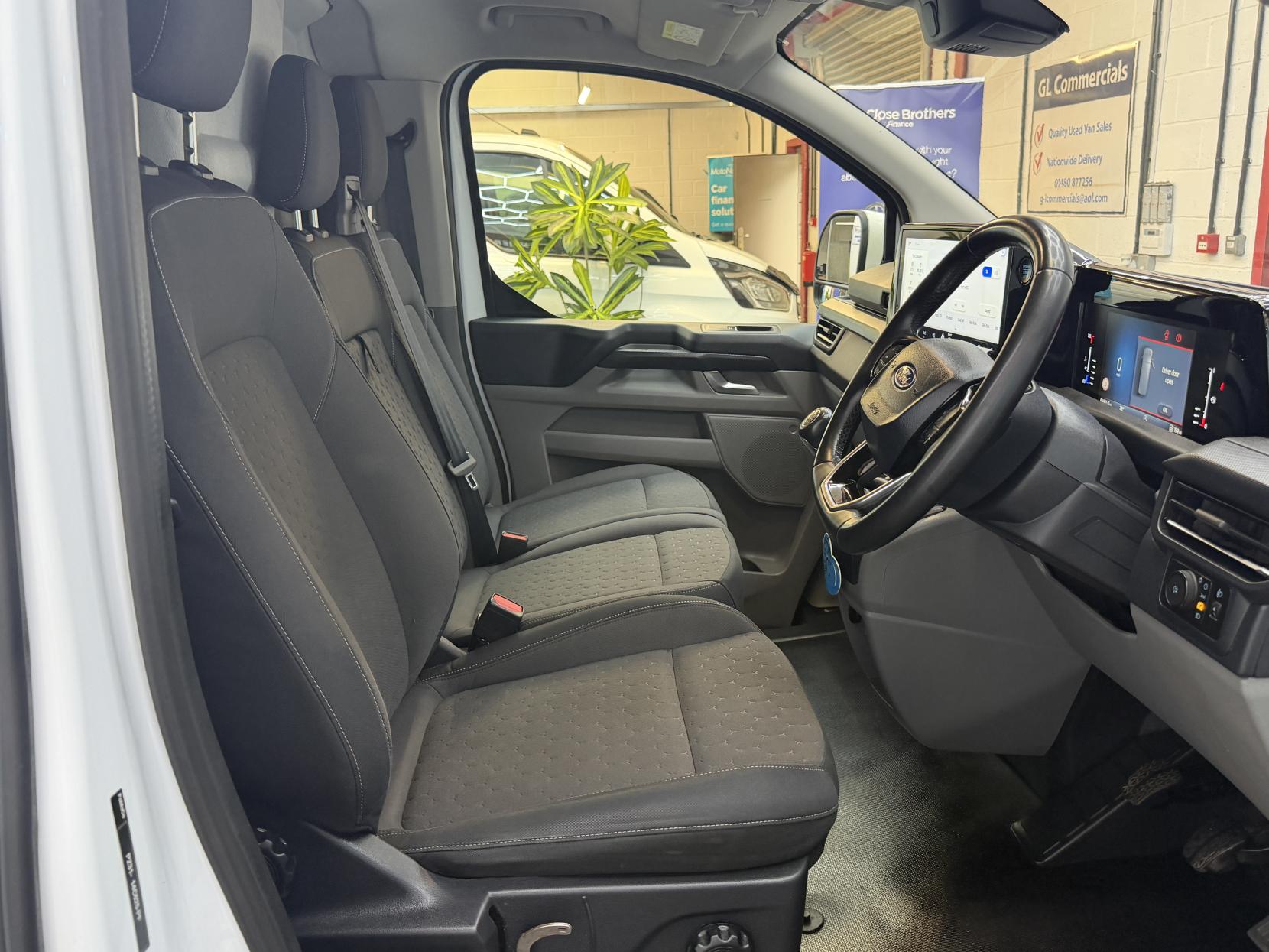 2024 Ford Transit Custom 2.0 300 EcoBlue Limited Panel Van 5dr Diesel Manual L1 H1 Euro 6 (s/s) (136 ps) - Thumbnail 17