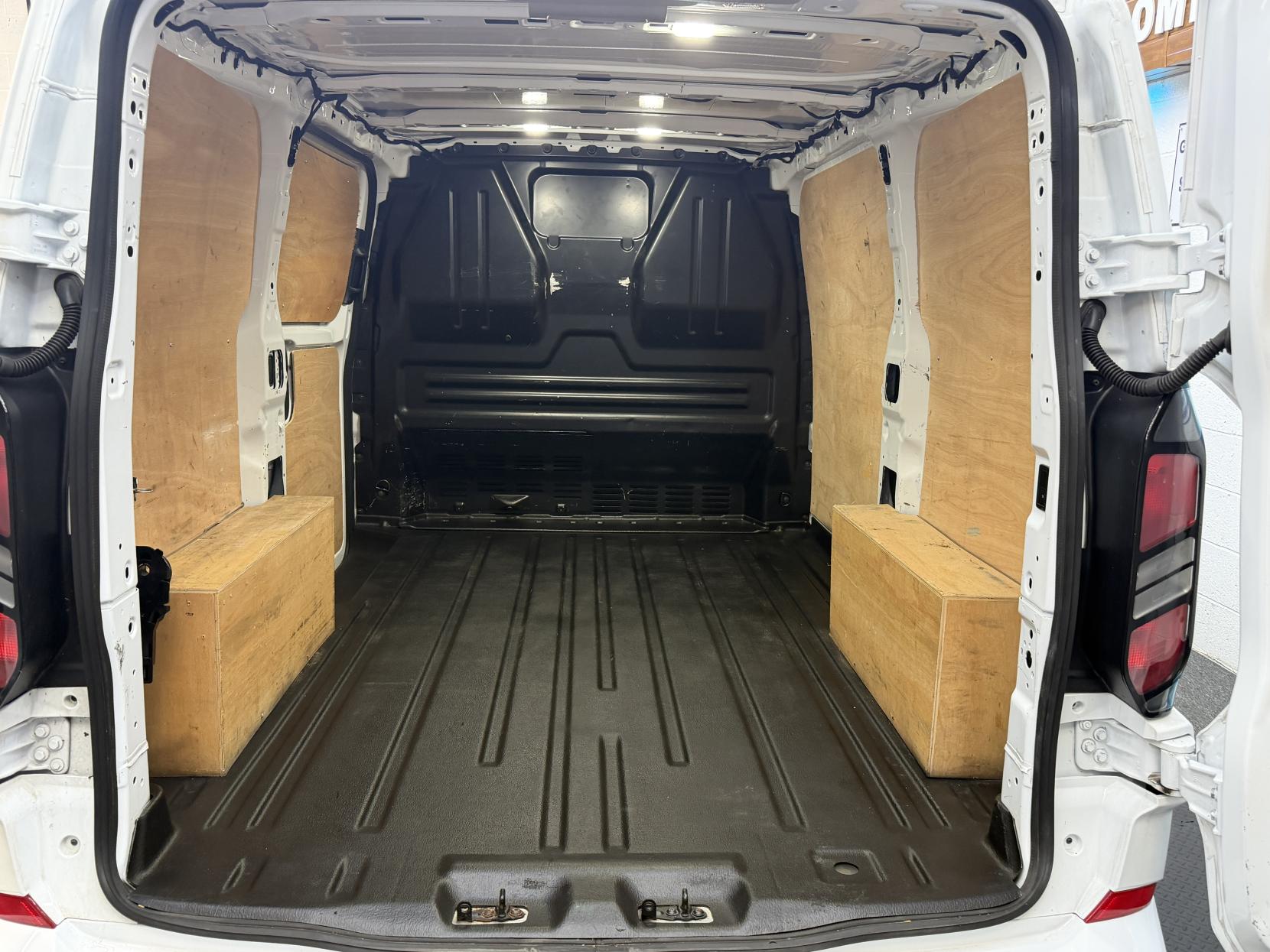 2024 Ford Transit Custom 2.0 300 EcoBlue Limited Panel Van 5dr Diesel Manual L1 H1 Euro 6 (s/s) (136 ps) - Thumbnail 16