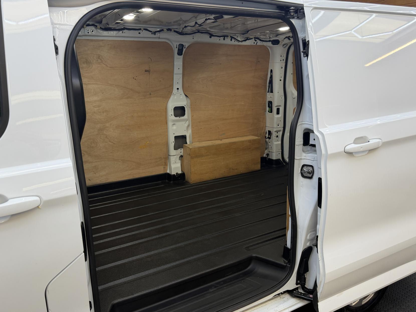 2024 Ford Transit Custom 2.0 300 EcoBlue Limited Panel Van 5dr Diesel Manual L1 H1 Euro 6 (s/s) (136 ps) - Thumbnail 13