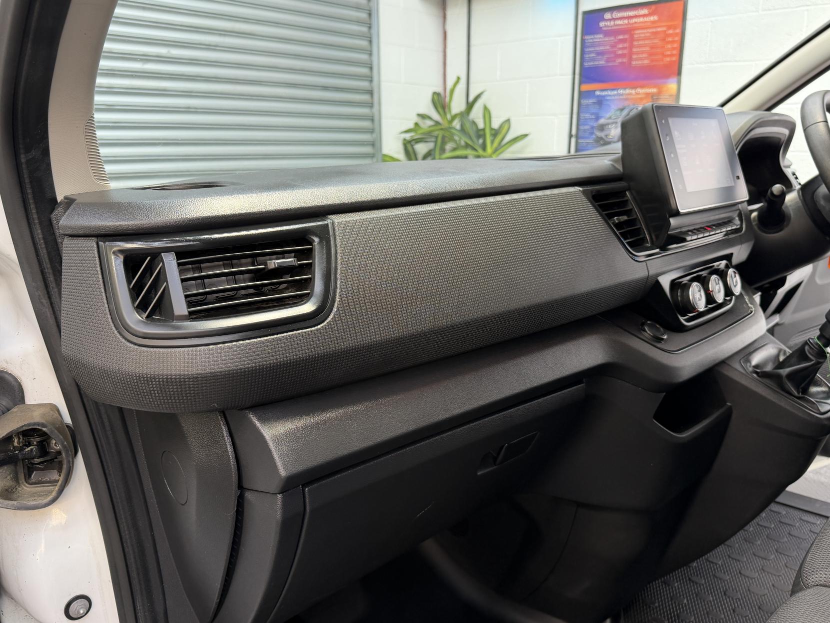 2023 Renault Trafic 2.0 dCi Blue LL30 Business+ Panel Van 5dr Diesel Manual L2 H1 Euro 6 (s/s) (130 ps) - Thumbnail 15