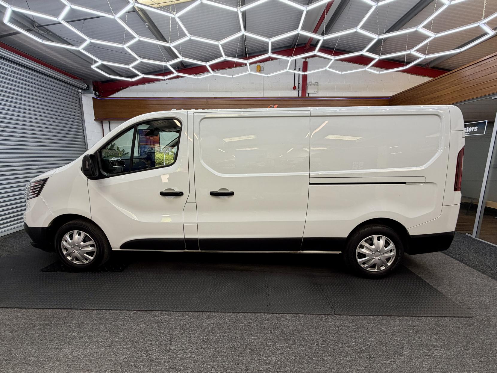 2023 Renault Trafic 2.0 dCi Blue LL30 Business+ Panel Van 5dr Diesel Manual L2 H1 Euro 6 (s/s) (130 ps) - Thumbnail 2