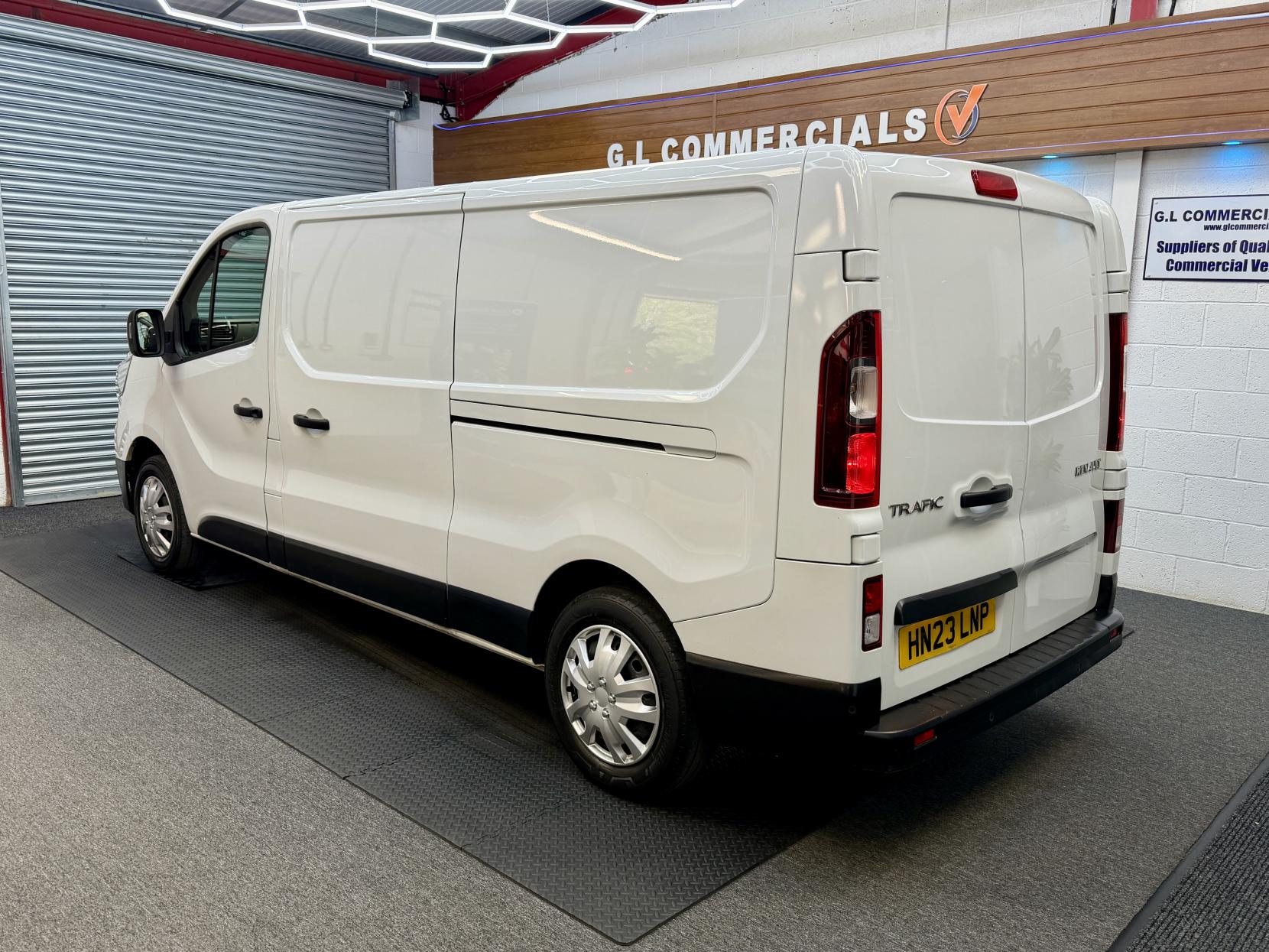 2023 Renault Trafic 2.0 dCi Blue LL30 Business+ Panel Van 5dr Diesel Manual L2 H1 Euro 6 (s/s) (130 ps) - Thumbnail 4
