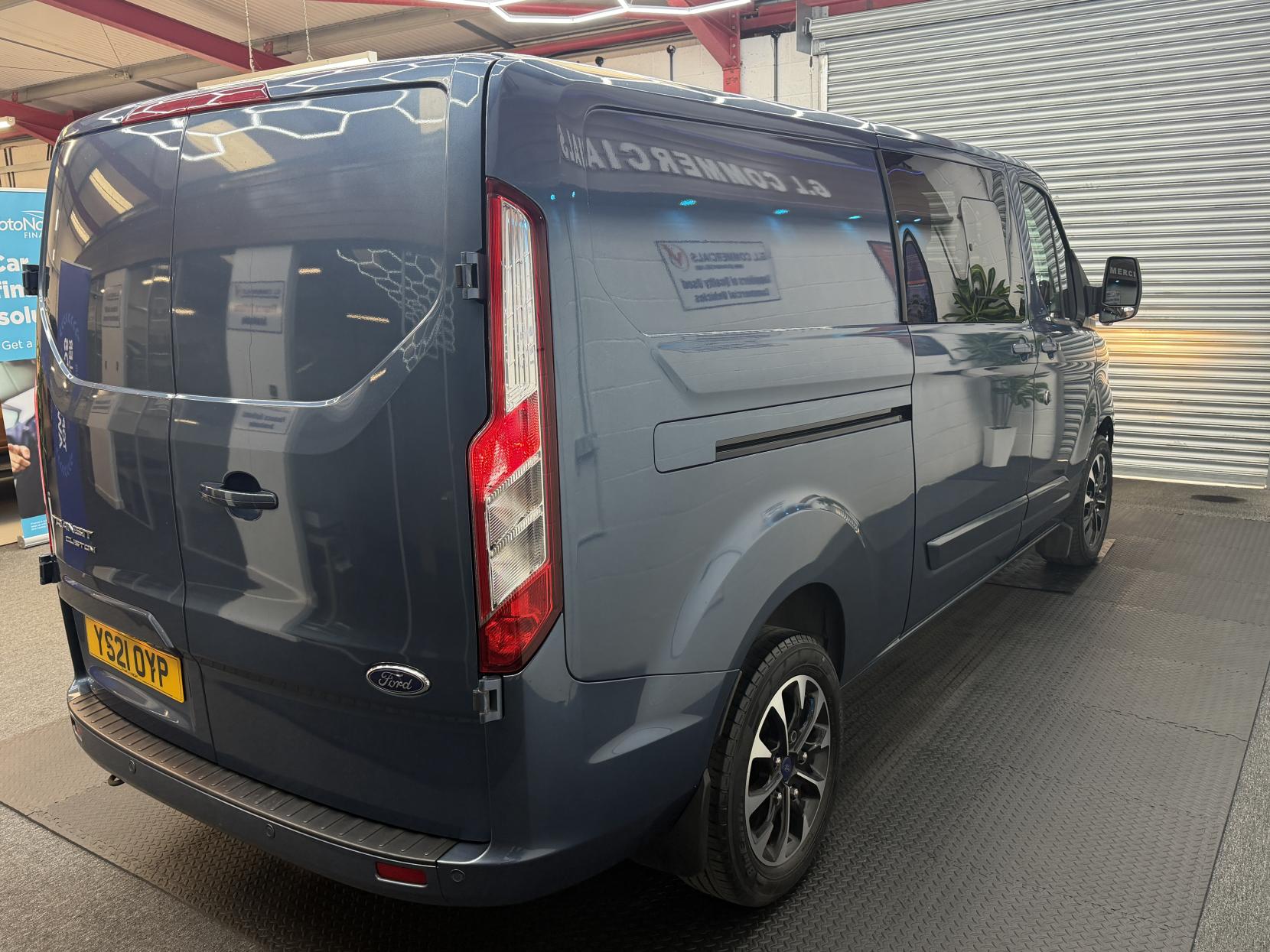 2021 Ford Transit Custom 2.0 320 EcoBlue Limited Crew Van Double Cab 5dr Diesel Manual L2 H1 Euro 6 (s/s) (6 Seat) (130 ps) - Thumbnail 4