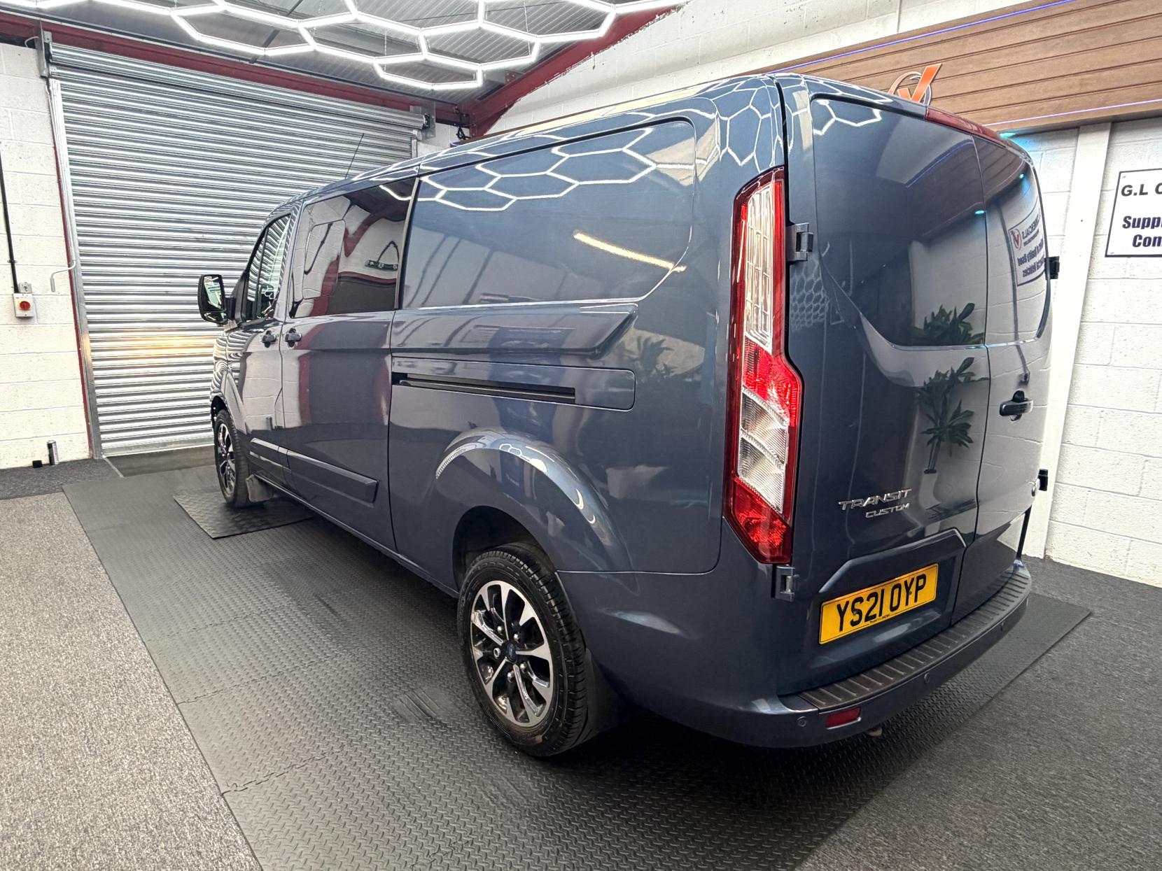2021 Ford Transit Custom 2.0 320 EcoBlue Limited Crew Van Double Cab 5dr Diesel Manual L2 H1 Euro 6 (s/s) (6 Seat) (130 ps) - Thumbnail 5