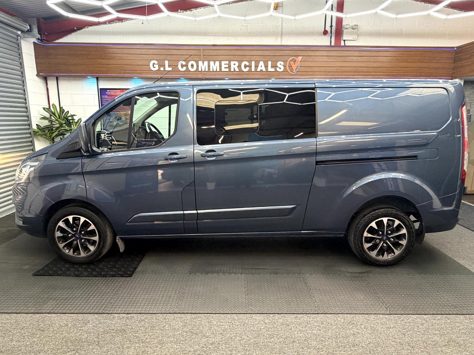 2021 Ford Transit Custom 2.0 320 EcoBlue Limited Crew Van Double Cab 5dr Diesel Manual L2 H1 Euro 6 (s/s) (6 Seat) (130 ps) - Thumbnail 3