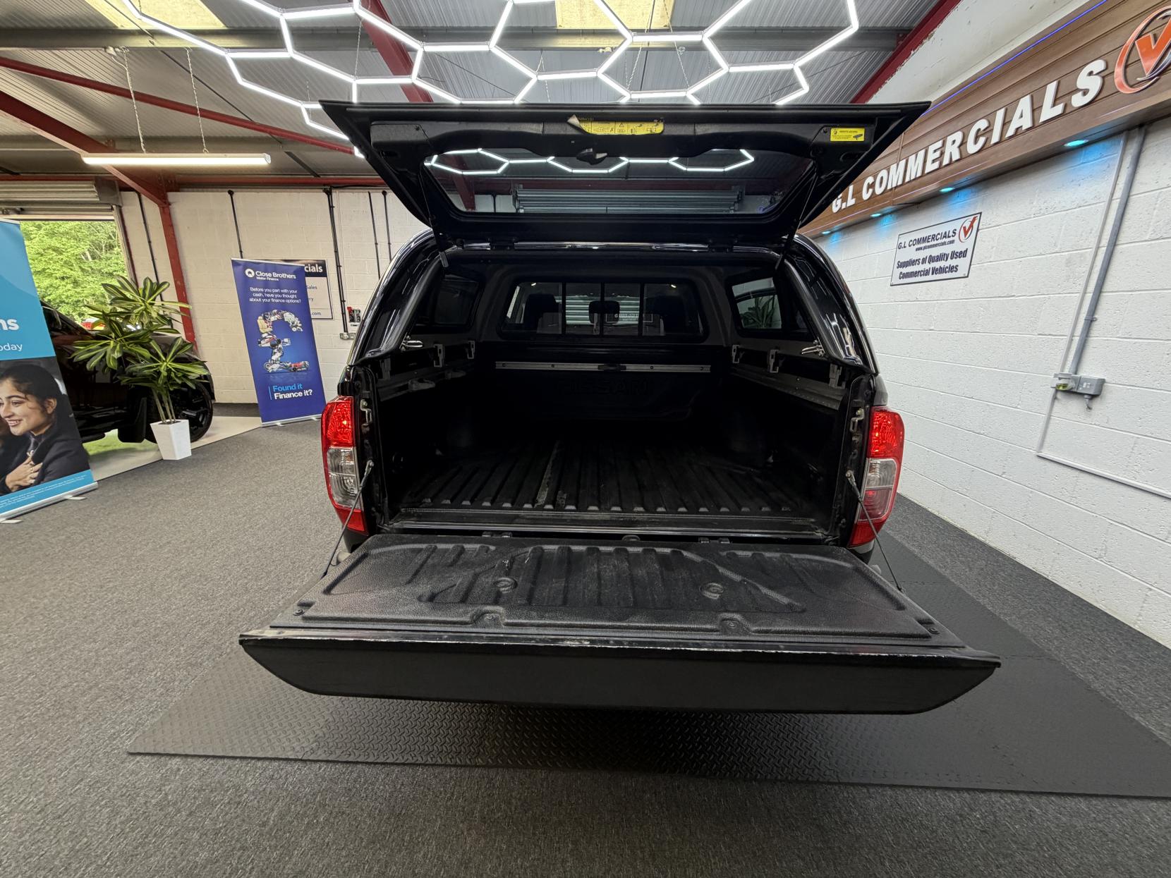 2021 Nissan Navara 2.3 dCi N-Guard Pickup Double Cab 4dr Diesel Auto 4WD Euro 6 (190 ps) - Thumbnail 8