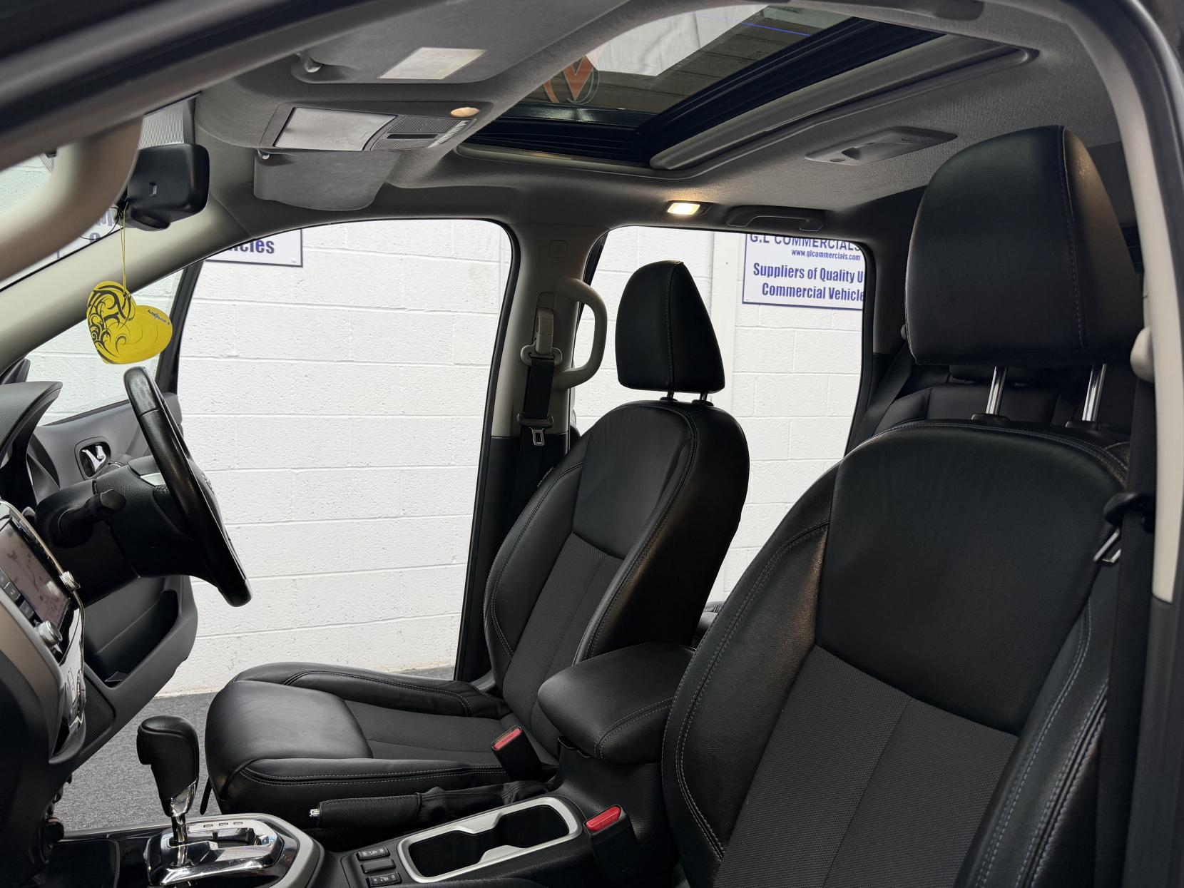 2021 Nissan Navara 2.3 dCi N-Guard Pickup Double Cab 4dr Diesel Auto 4WD Euro 6 (190 ps) - Thumbnail 7