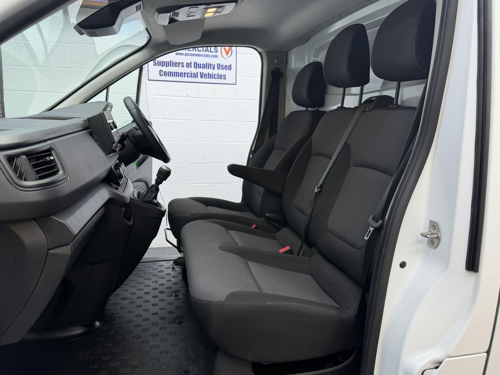2023 Renault Trafic 2.0 dCi Blue SL28 Business Panel Van 5dr Diesel Manual L1 H1 Euro 6 (s/s) (130 ps) - Thumbnail 9