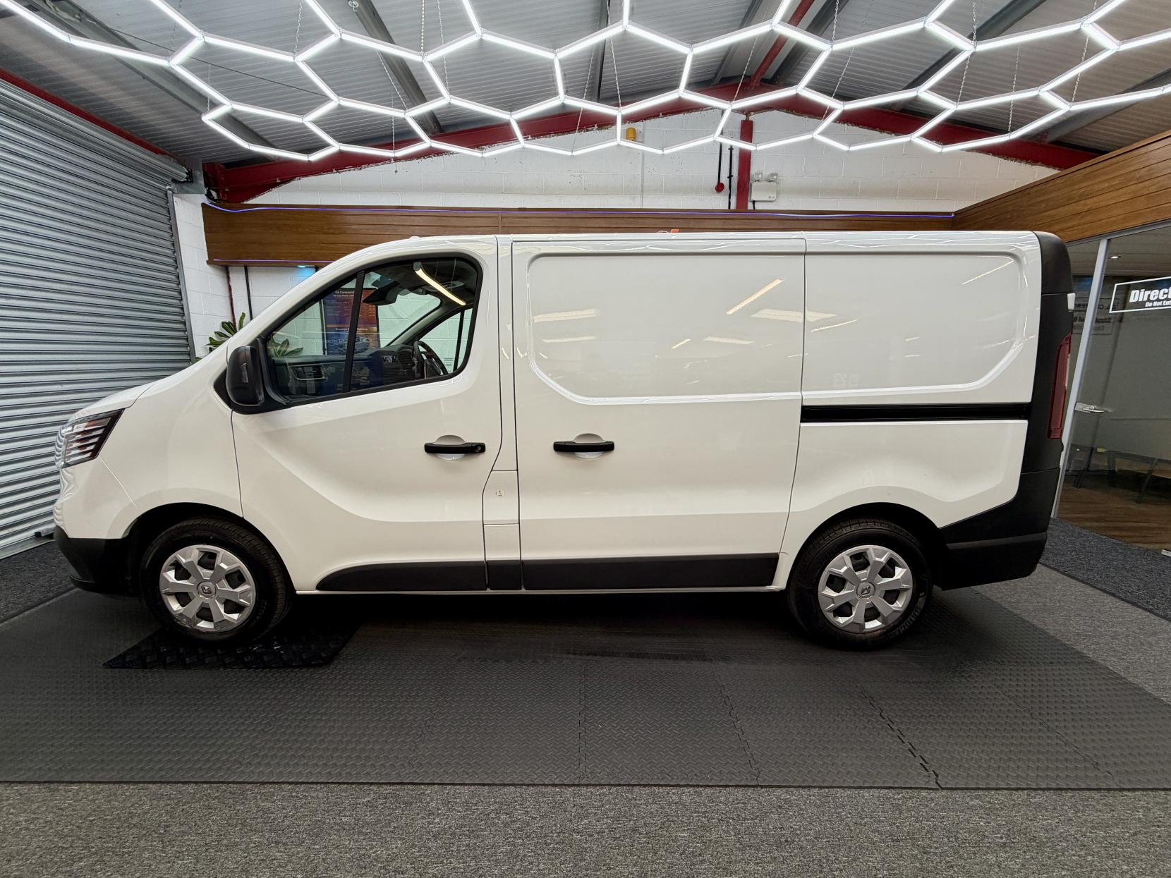 2023 Renault Trafic 2.0 dCi Blue SL28 Business Panel Van 5dr Diesel Manual L1 H1 Euro 6 (s/s) (130 ps) - Thumbnail 2