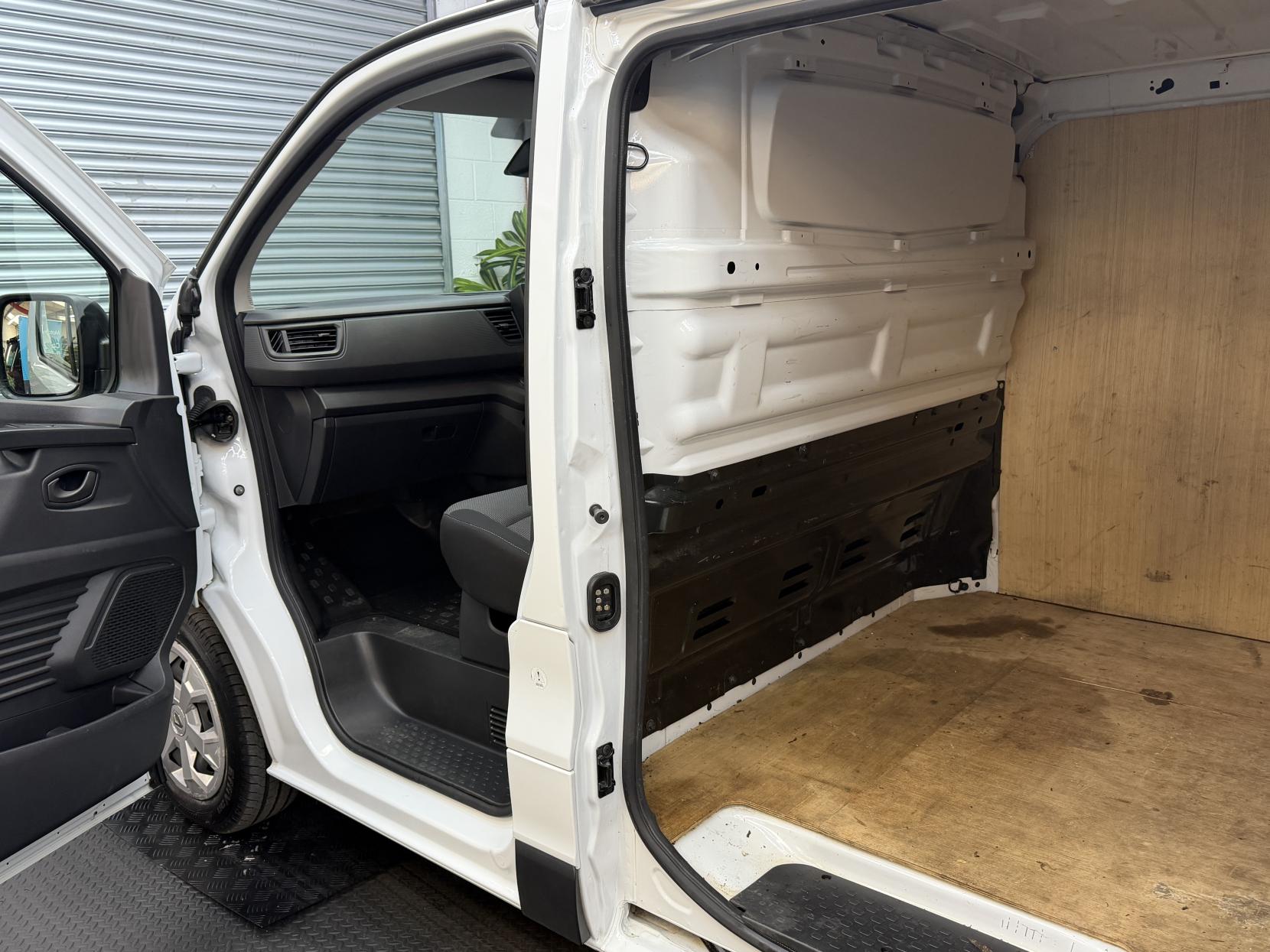 2023 Renault Trafic 2.0 dCi Blue SL28 Business Panel Van 5dr Diesel Manual L1 H1 Euro 6 (s/s) (130 ps) - Thumbnail 18