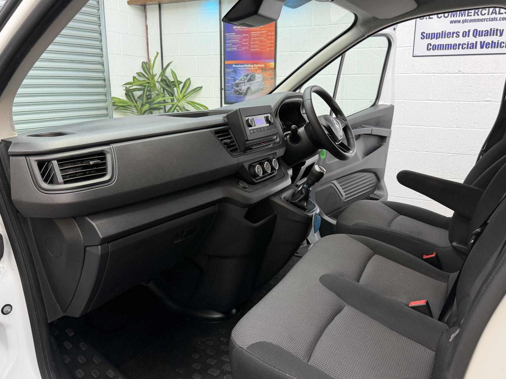 2023 Renault Trafic 2.0 dCi Blue SL28 Business Panel Van 5dr Diesel Manual L1 H1 Euro 6 (s/s) (130 ps) - Thumbnail 17