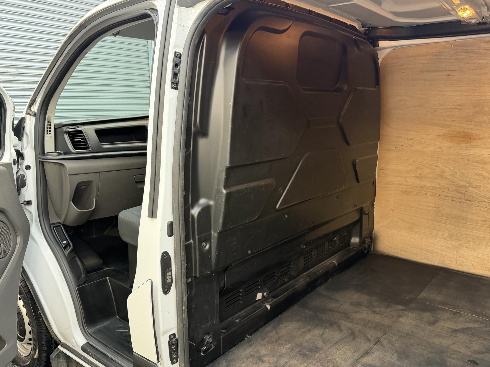 2023 Ford Transit Custom 2.0 300 EcoBlue Leader Panel Van 5dr Diesel Manual L2 H1 Euro 6 (s/s) (130 ps) - Thumbnail 19