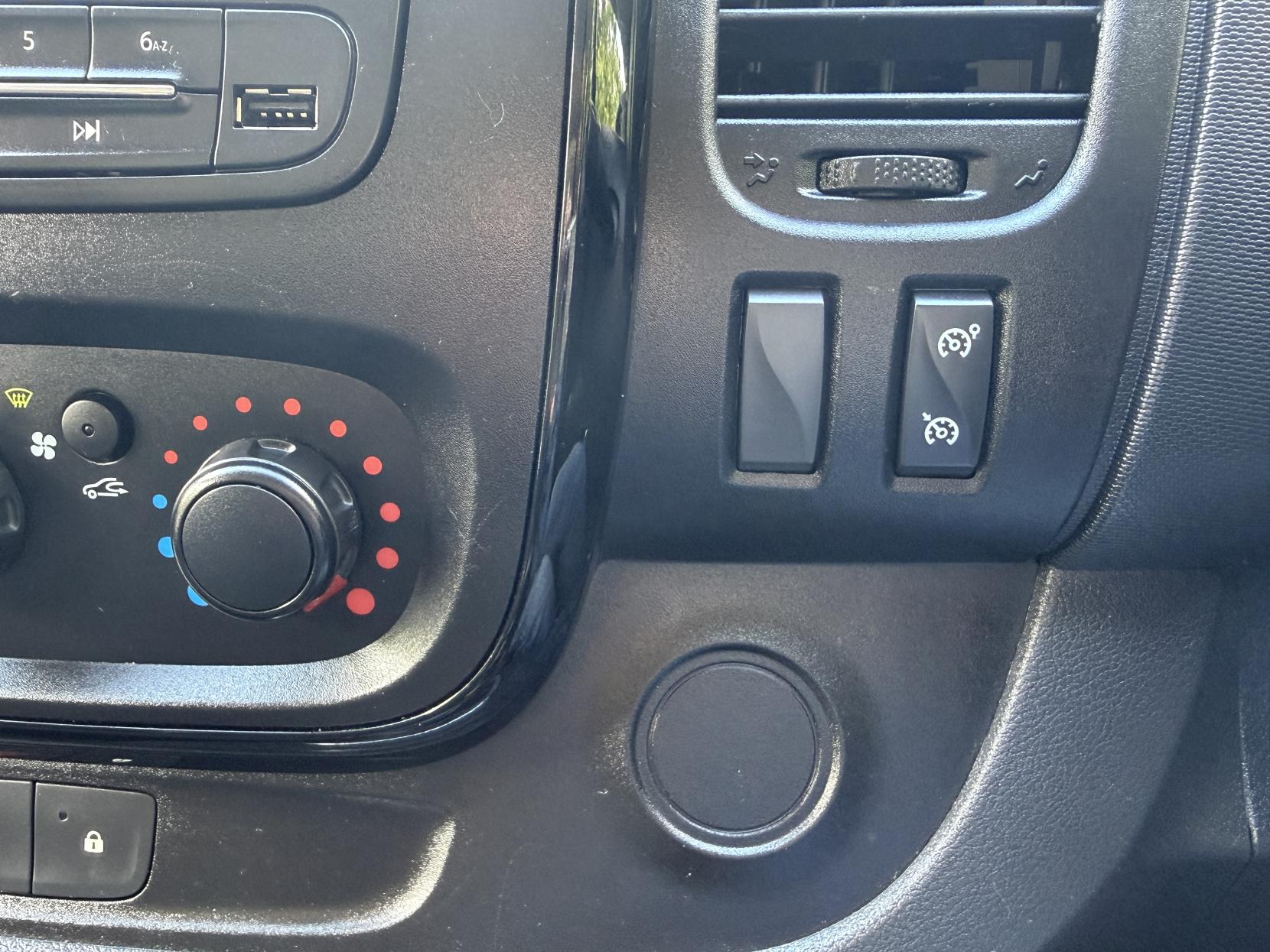2018 Vauxhall Vivaro 1.6 CDTi 2900 Sportive Panel Van 5dr Diesel Manual L2 H1 Euro 6 (120 ps) - Thumbnail 20