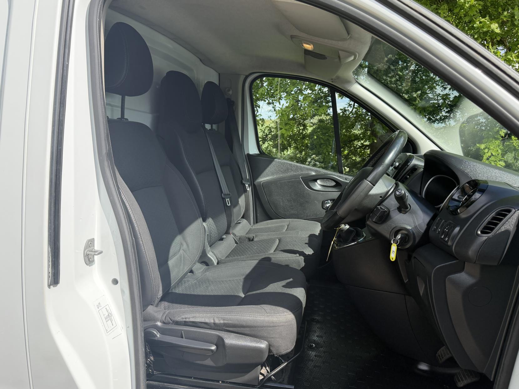2018 Vauxhall Vivaro 1.6 CDTi 2900 Sportive Panel Van 5dr Diesel Manual L2 H1 Euro 6 (120 ps) - Thumbnail 9