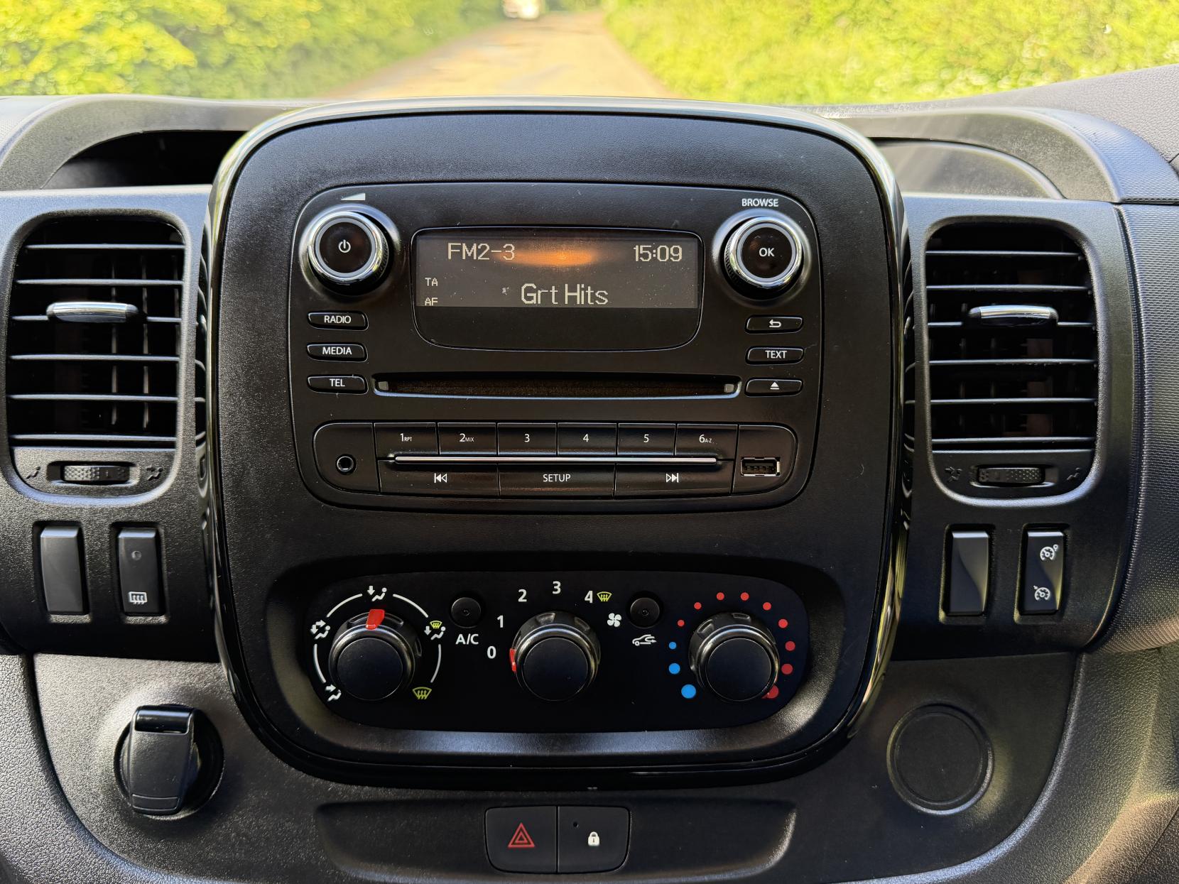 2018 Vauxhall Vivaro 1.6 CDTi 2900 Sportive Panel Van 5dr Diesel Manual L2 H1 Euro 6 (120 ps) - Thumbnail 16