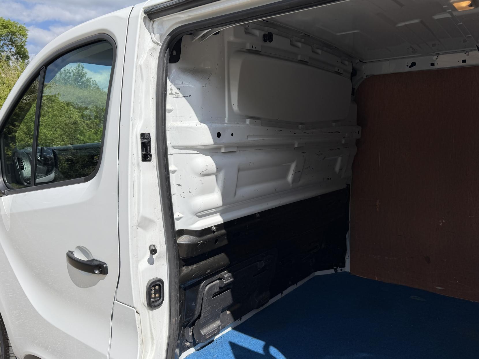 2018 Vauxhall Vivaro 1.6 CDTi 2900 Sportive Panel Van 5dr Diesel Manual L2 H1 Euro 6 (120 ps) - Thumbnail 11