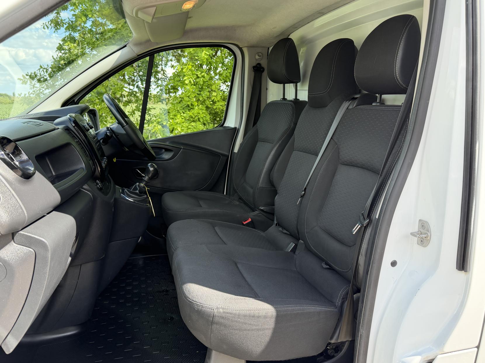 2018 Vauxhall Vivaro 1.6 CDTi 2900 Sportive Panel Van 5dr Diesel Manual L2 H1 Euro 6 (120 ps) - Thumbnail 14