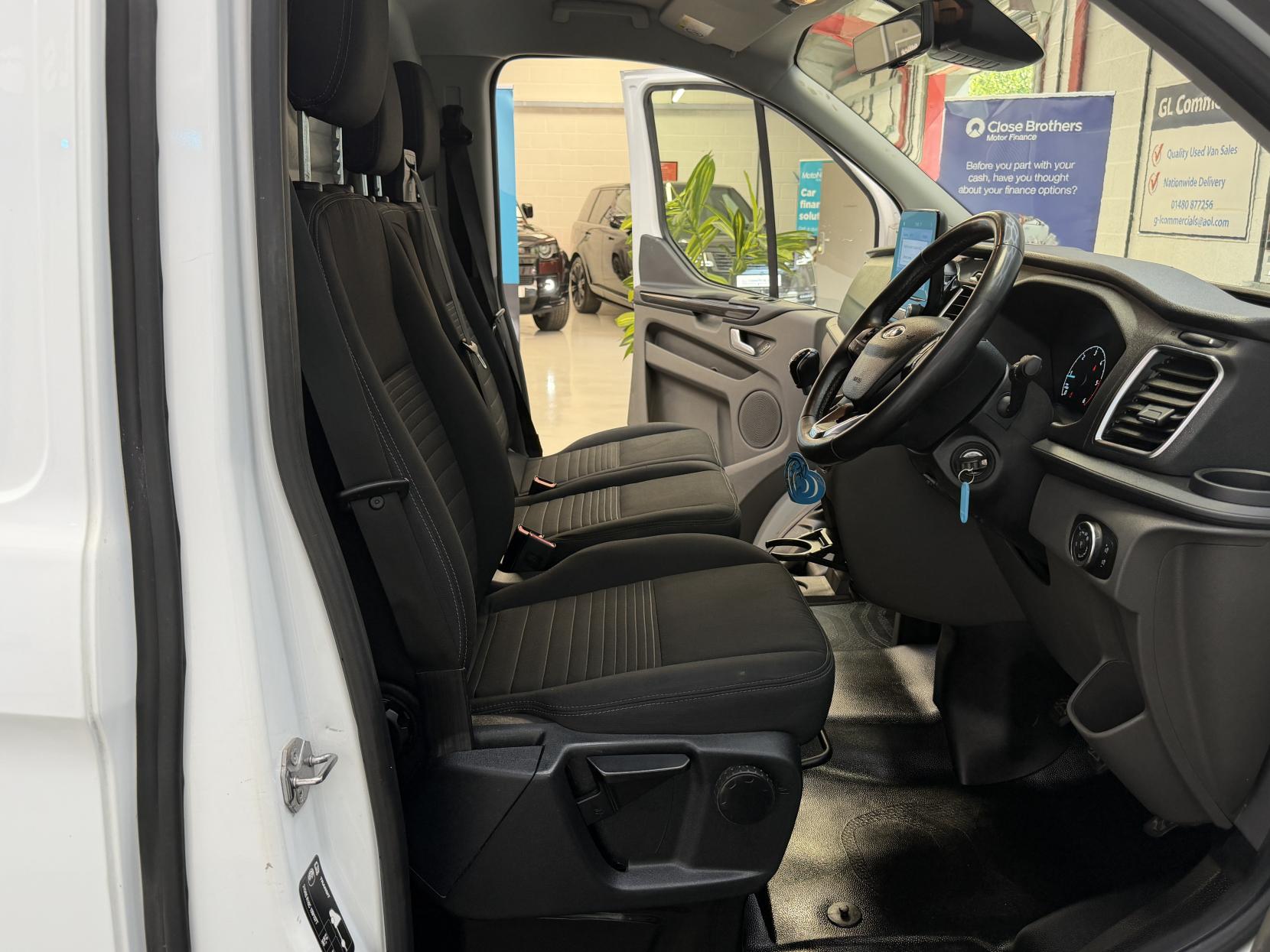 2023 Ford Transit Custom 2.0 300 EcoBlue Limited Panel Van 5dr Diesel Manual L2 H1 Euro 6 (s/s) (130 ps) - Thumbnail 13
