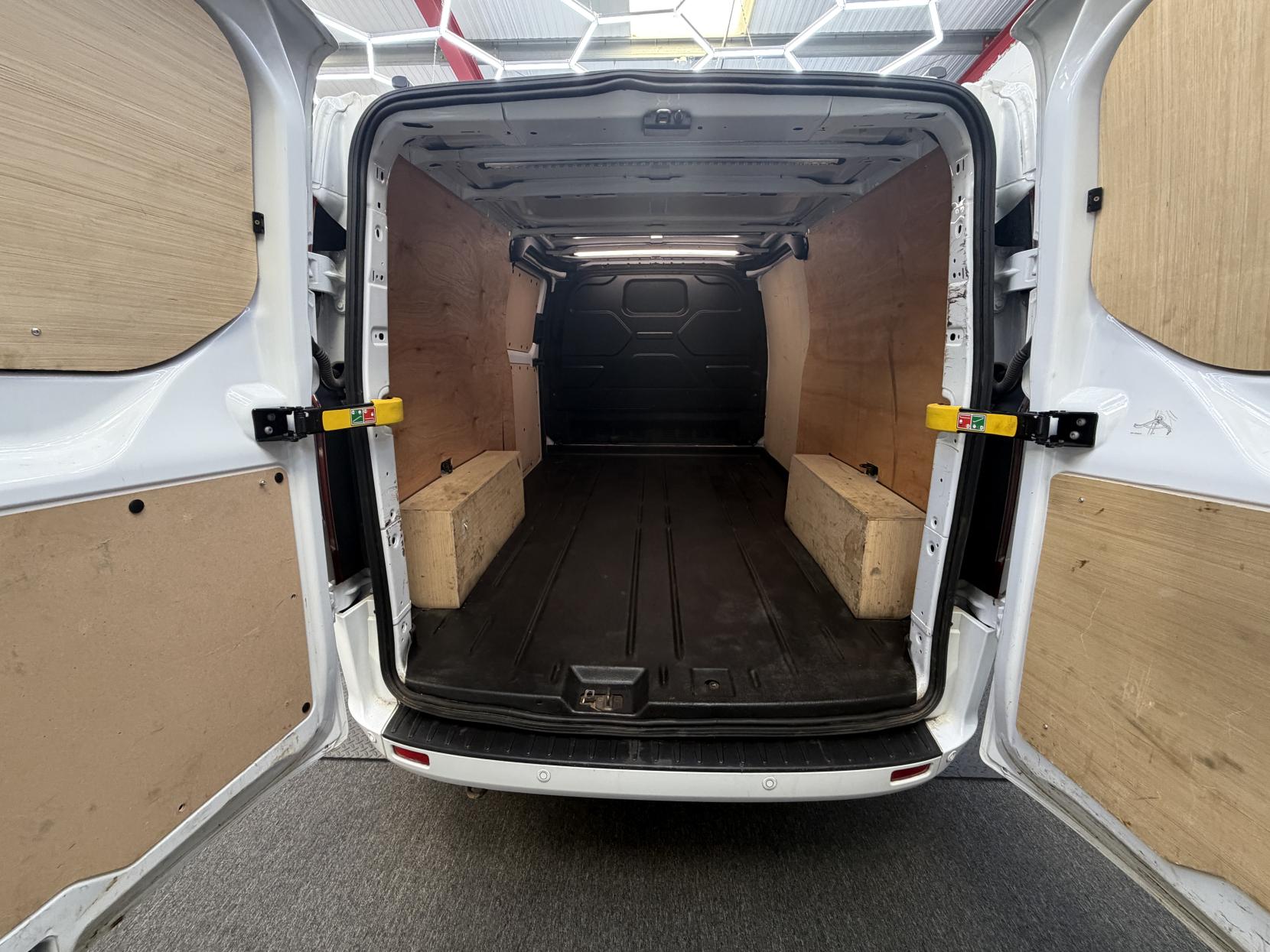 2023 Ford Transit Custom 2.0 300 EcoBlue Limited Panel Van 5dr Diesel Manual L2 H1 Euro 6 (s/s) (130 ps) - Thumbnail 16