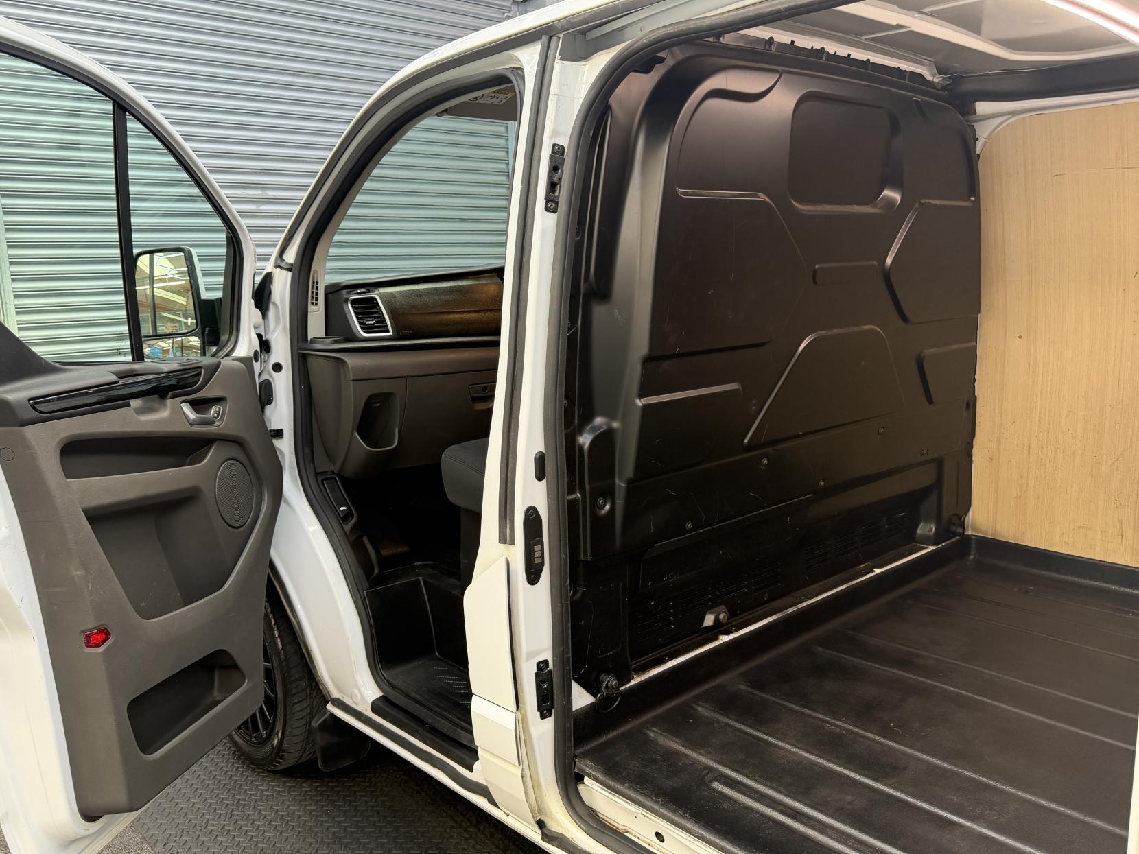 2023 Ford Transit Custom 2.0 300 EcoBlue Limited Panel Van 5dr Diesel Manual L2 H1 Euro 6 (s/s) (130 ps) - Thumbnail 15