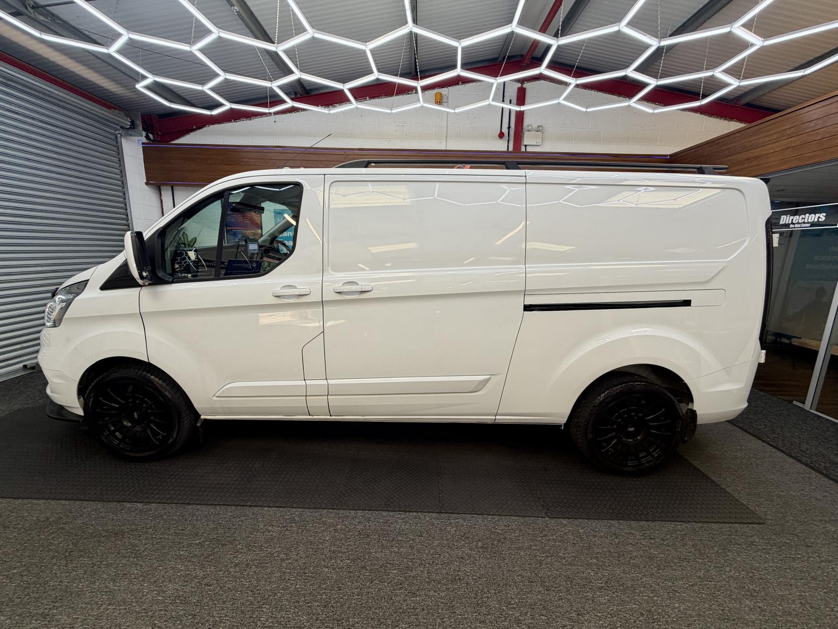 2023 Ford Transit Custom 2.0 300 EcoBlue Limited Panel Van 5dr Diesel Manual L2 H1 Euro 6 (s/s) (130 ps) - Thumbnail 11