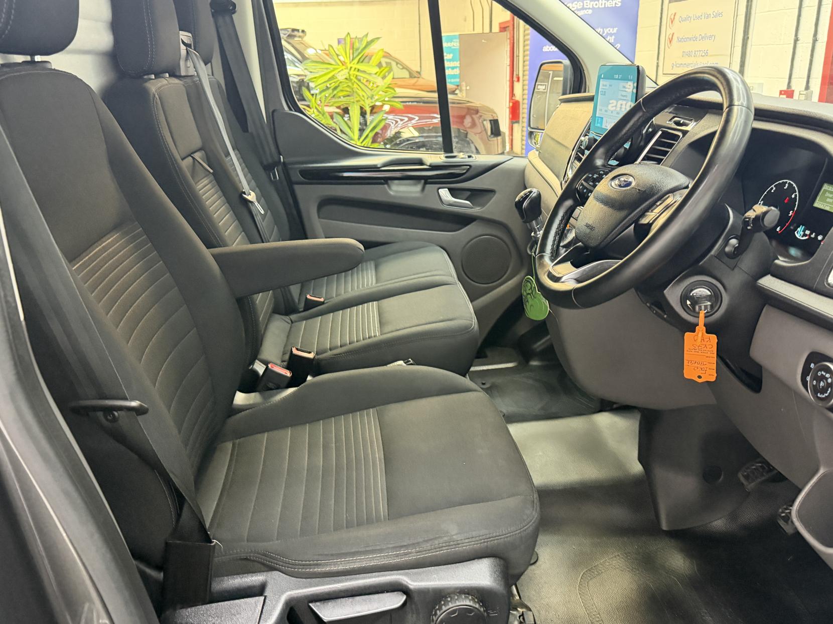 2023 Ford Transit Custom 2.0 300 EcoBlue Limited Panel Van 5dr Diesel Manual L2 H1 Euro 6 (s/s) (130 ps) - Thumbnail 27