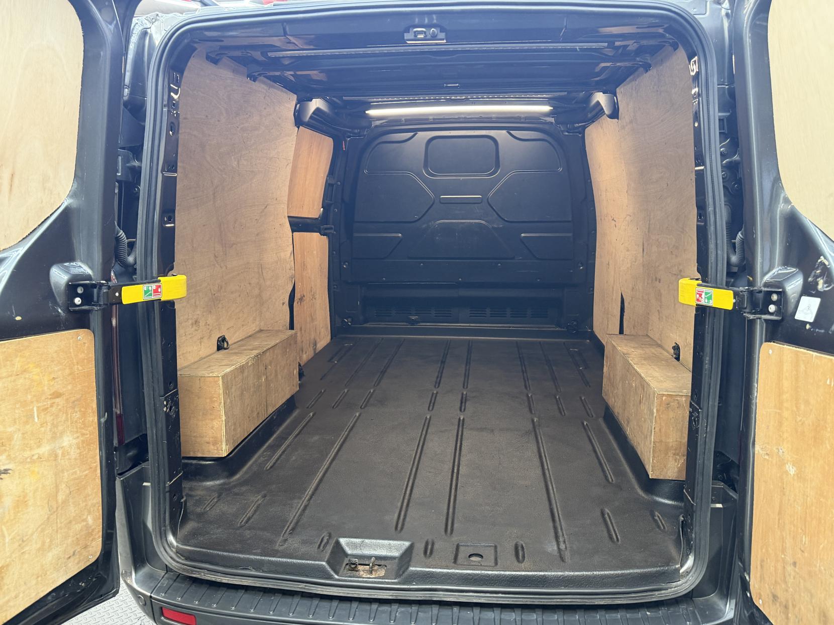 2023 Ford Transit Custom 2.0 300 EcoBlue Limited Panel Van 5dr Diesel Manual L2 H1 Euro 6 (s/s) (130 ps) - Thumbnail 18