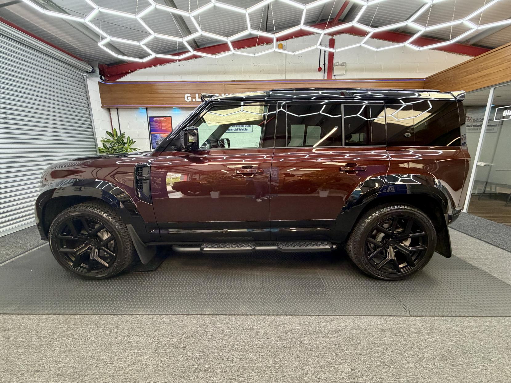 2025 Land Rover Defender 110 3.0 D350 MHEV Sedona Edition SUV 5dr Diesel Auto 4WD Euro 6 (s/s) (350 ps) - Thumbnail 8