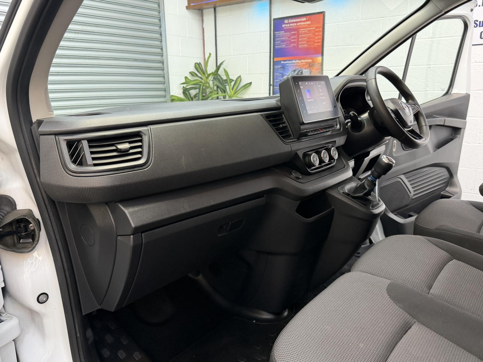 2023 Renault Trafic 2.0 dCi Blue LL30 Business+ Panel Van 5dr Diesel Manual L2 H1 Euro 6 (s/s) (130 ps) - Thumbnail 17