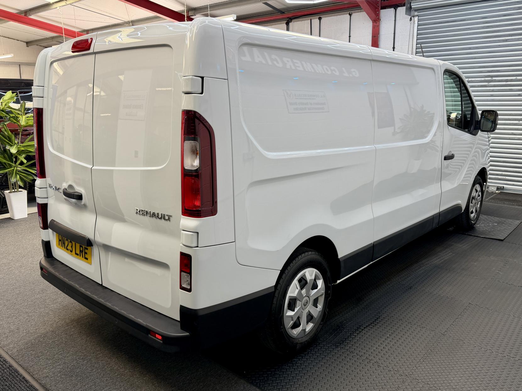 2023 Renault Trafic 2.0 dCi Blue LL30 Business+ Panel Van 5dr Diesel Manual L2 H1 Euro 6 (s/s) (130 ps) - Thumbnail 5