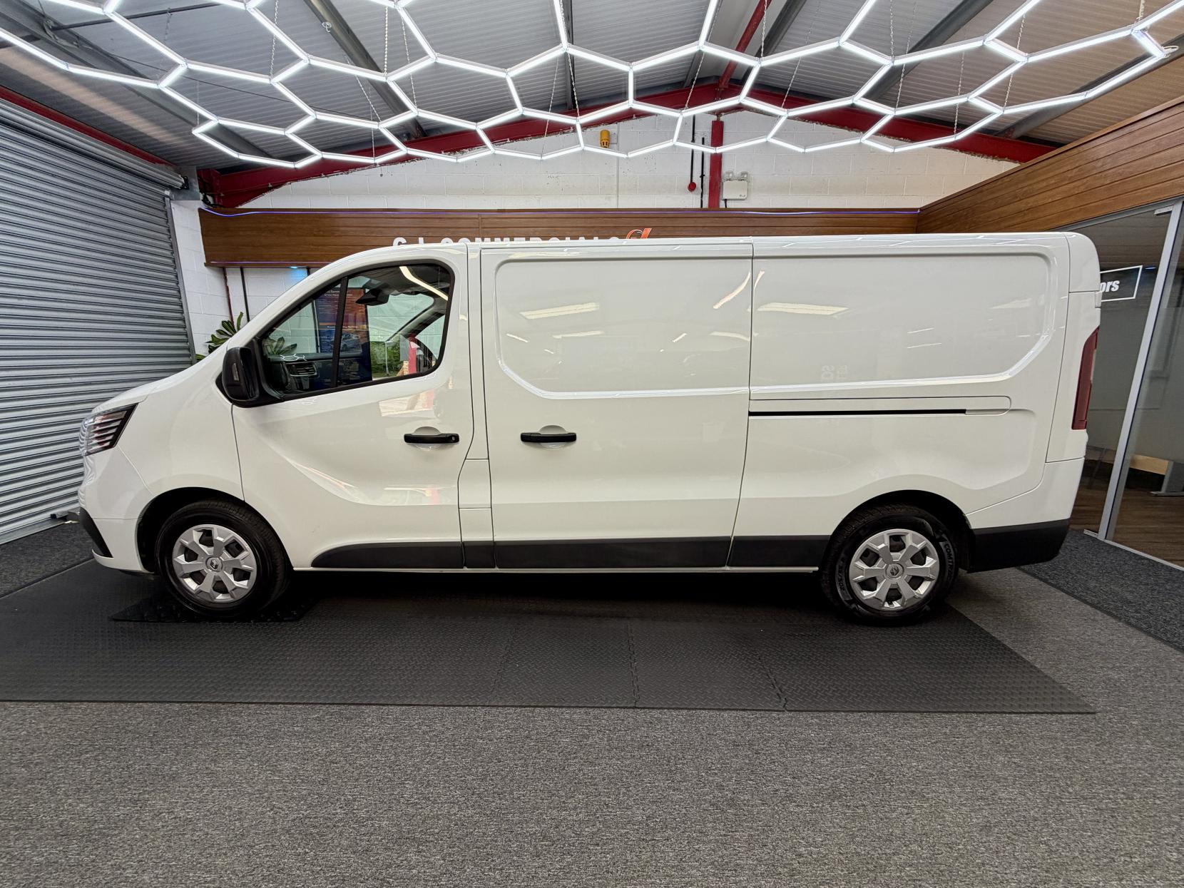 2023 Renault Trafic 2.0 dCi Blue LL30 Business+ Panel Van 5dr Diesel Manual L2 H1 Euro 6 (s/s) (130 ps) - Thumbnail 2