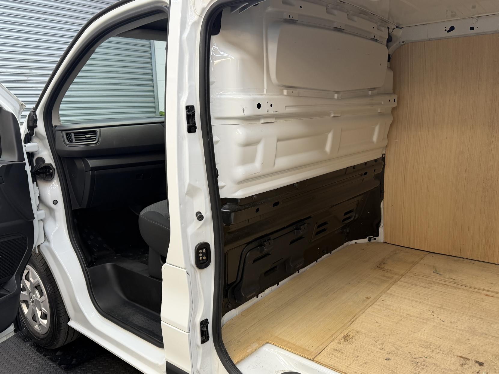 2023 Renault Trafic 2.0 dCi Blue LL30 Business+ Panel Van 5dr Diesel Manual L2 H1 Euro 6 (s/s) (130 ps) - Thumbnail 18
