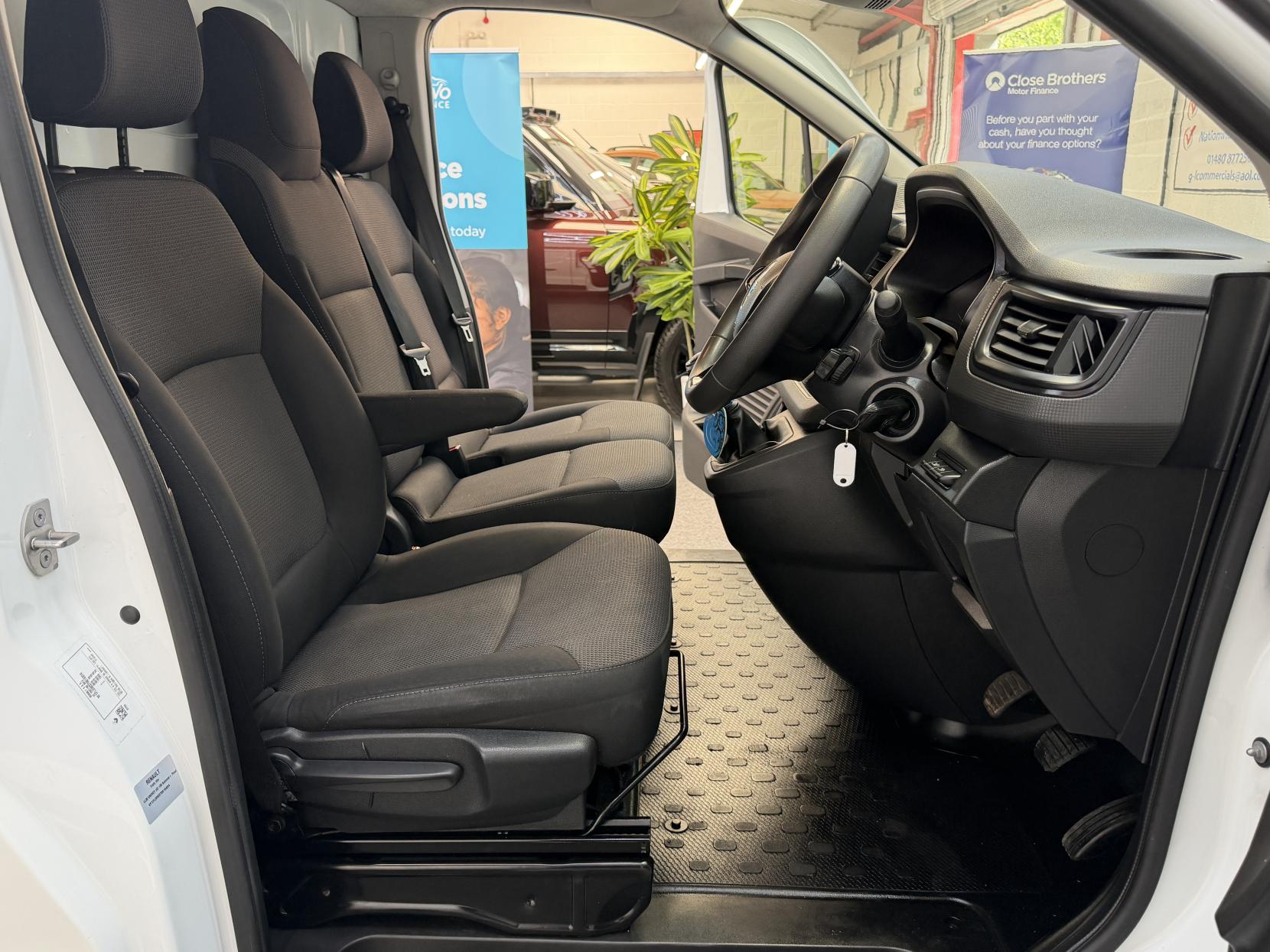 2023 Renault Trafic 2.0 dCi Blue LL30 Business+ Panel Van 5dr Diesel Manual L2 H1 Euro 6 (s/s) (130 ps) - Thumbnail 9