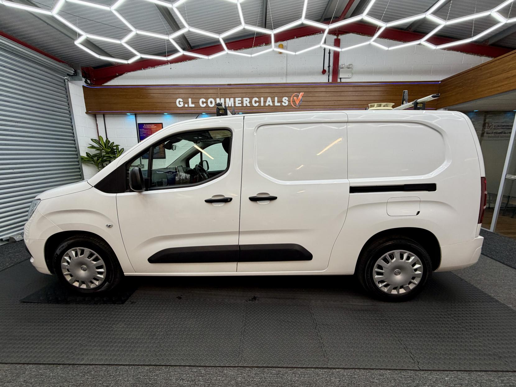 2022 Vauxhall Combo 1.5 Turbo D 2300 Sportive Crew Van Double Cab 4dr Diesel Manual L2 Euro 6 (100 ps) - Thumbnail 2