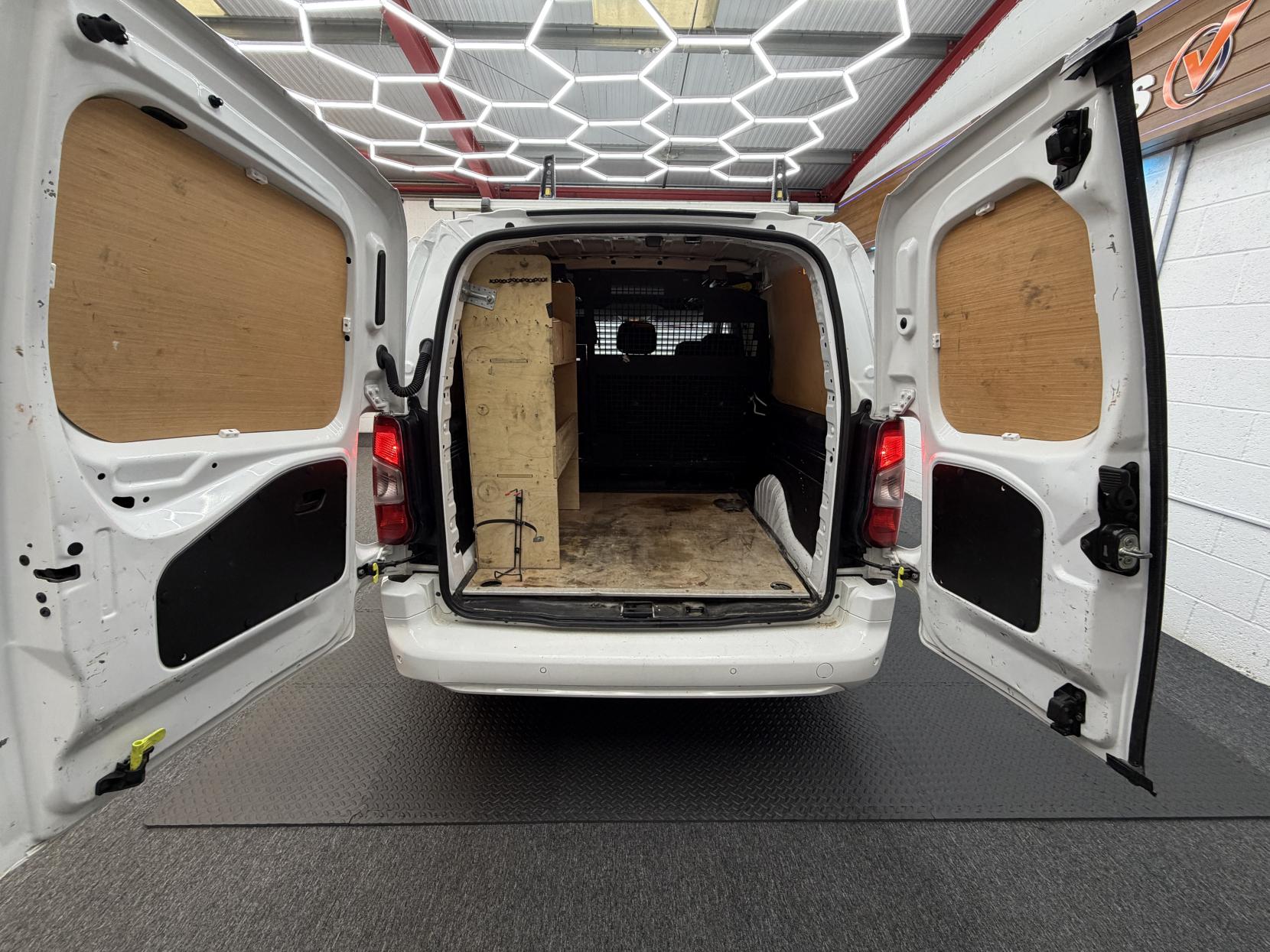 2022 Vauxhall Combo 1.5 Turbo D 2300 Sportive Crew Van Double Cab 4dr Diesel Manual L2 Euro 6 (100 ps) - Thumbnail 15