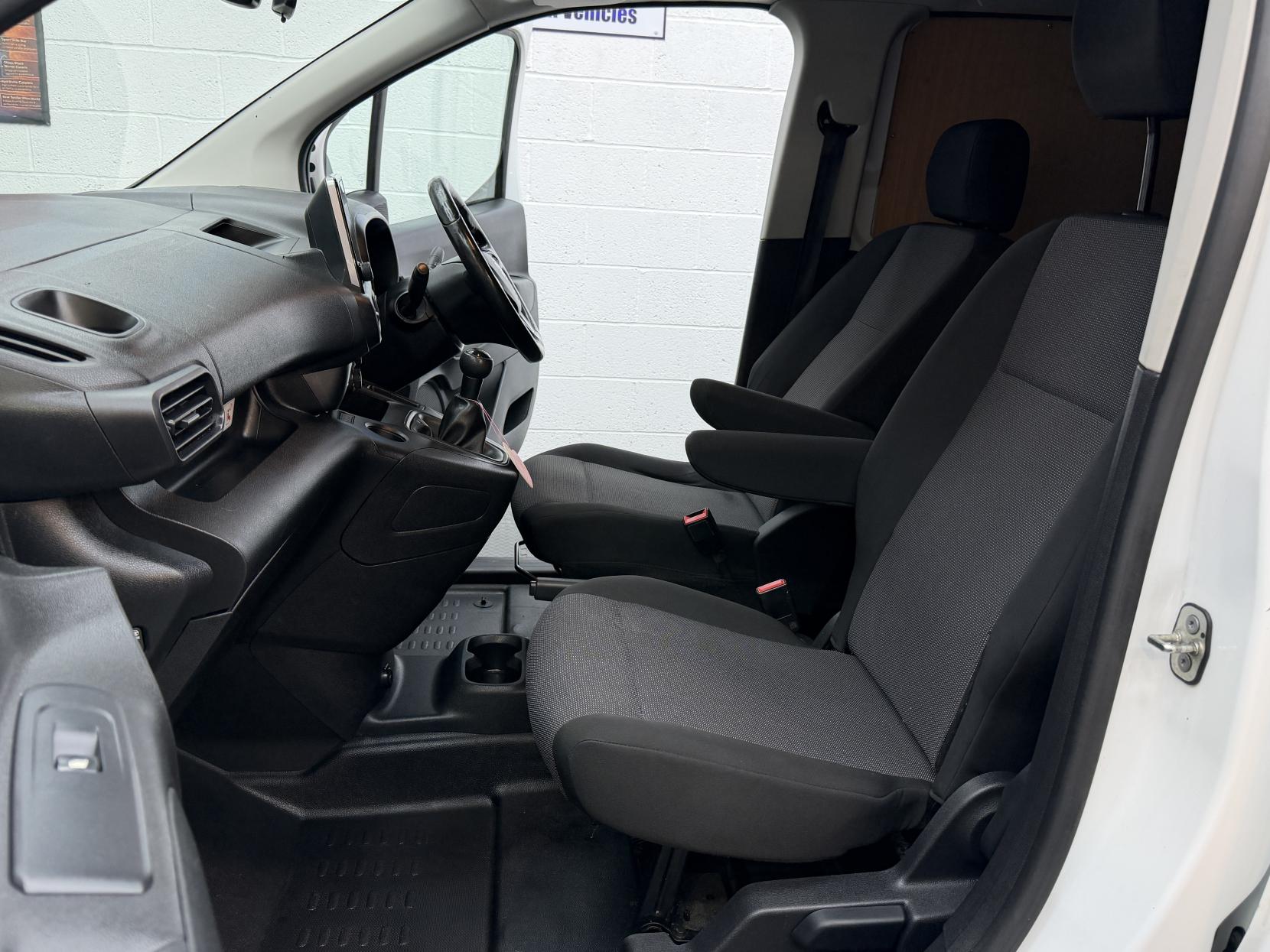 2022 Vauxhall Combo 1.5 Turbo D 2300 Sportive Crew Van Double Cab 4dr Diesel Manual L2 Euro 6 (100 ps) - Thumbnail 11