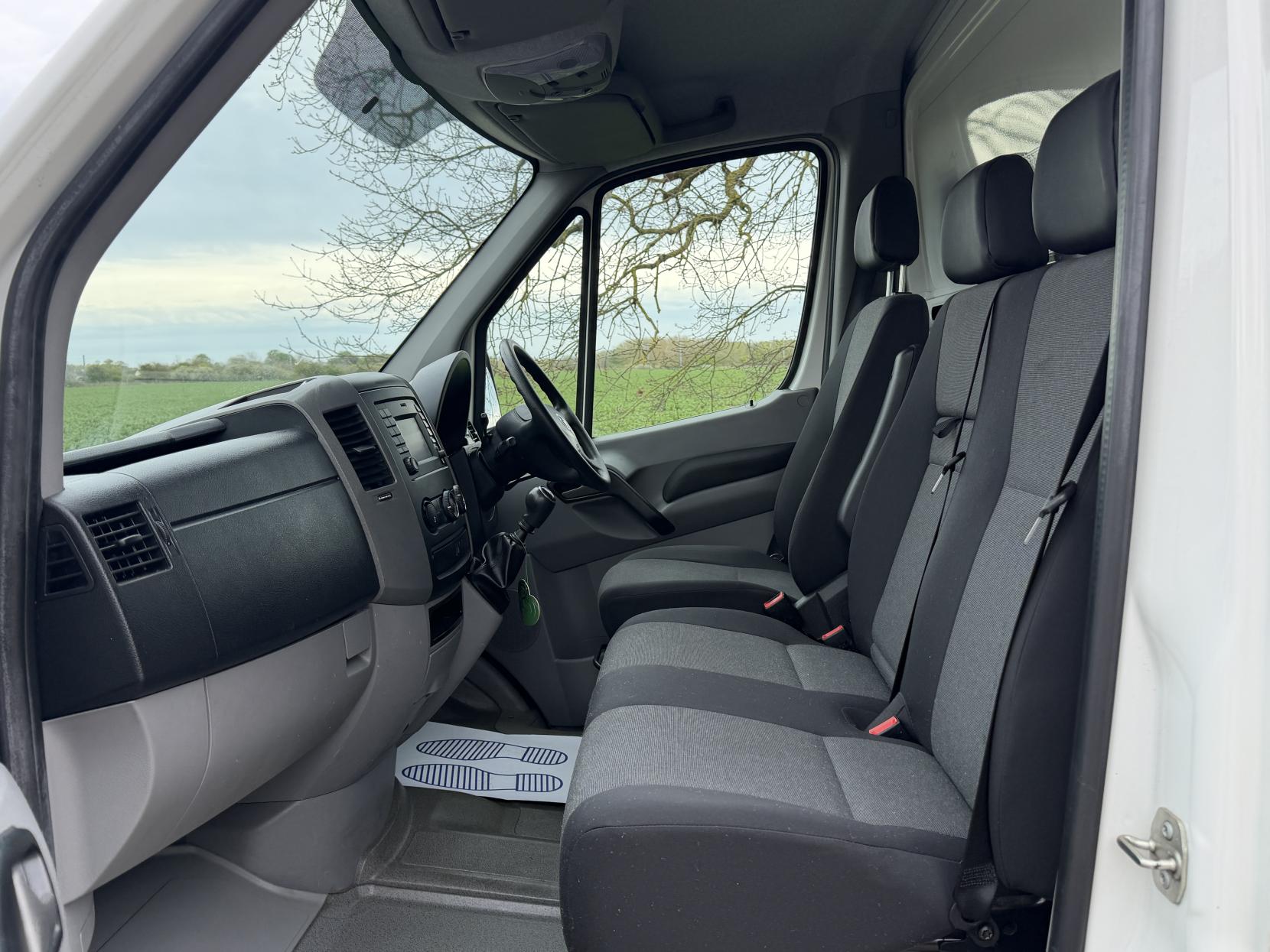 2016 Volkswagen Crafter 2.0 TDI BlueMotion Tech CR35 Dropside Chassis Cab 2dr Diesel Manual RWD L2 H1 (199 g/km, 108 bhp) - Thumbnail 12