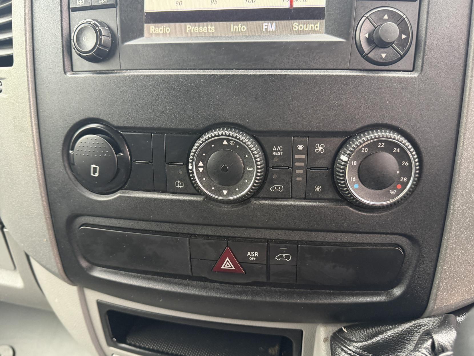 2016 Volkswagen Crafter 2.0 TDI BlueMotion Tech CR35 Dropside Chassis Cab 2dr Diesel Manual RWD L2 H1 (199 g/km, 108 bhp) - Thumbnail 16