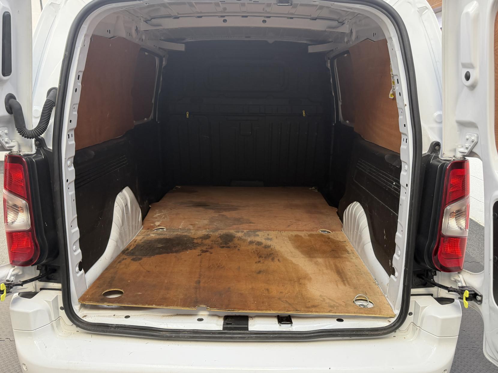 2023 Vauxhall Combo 1.5 Turbo D 2300 Pro Panel Van 6dr Diesel Manual L2 H1 Euro 6 (s/s) (100 ps) - Thumbnail 9