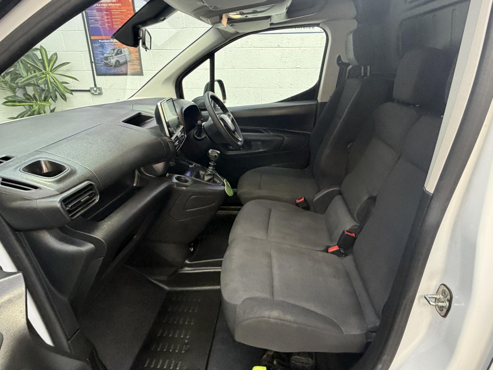 2023 Vauxhall Combo 1.5 Turbo D 2300 Pro Panel Van 6dr Diesel Manual L2 H1 Euro 6 (s/s) (100 ps) - Thumbnail 23
