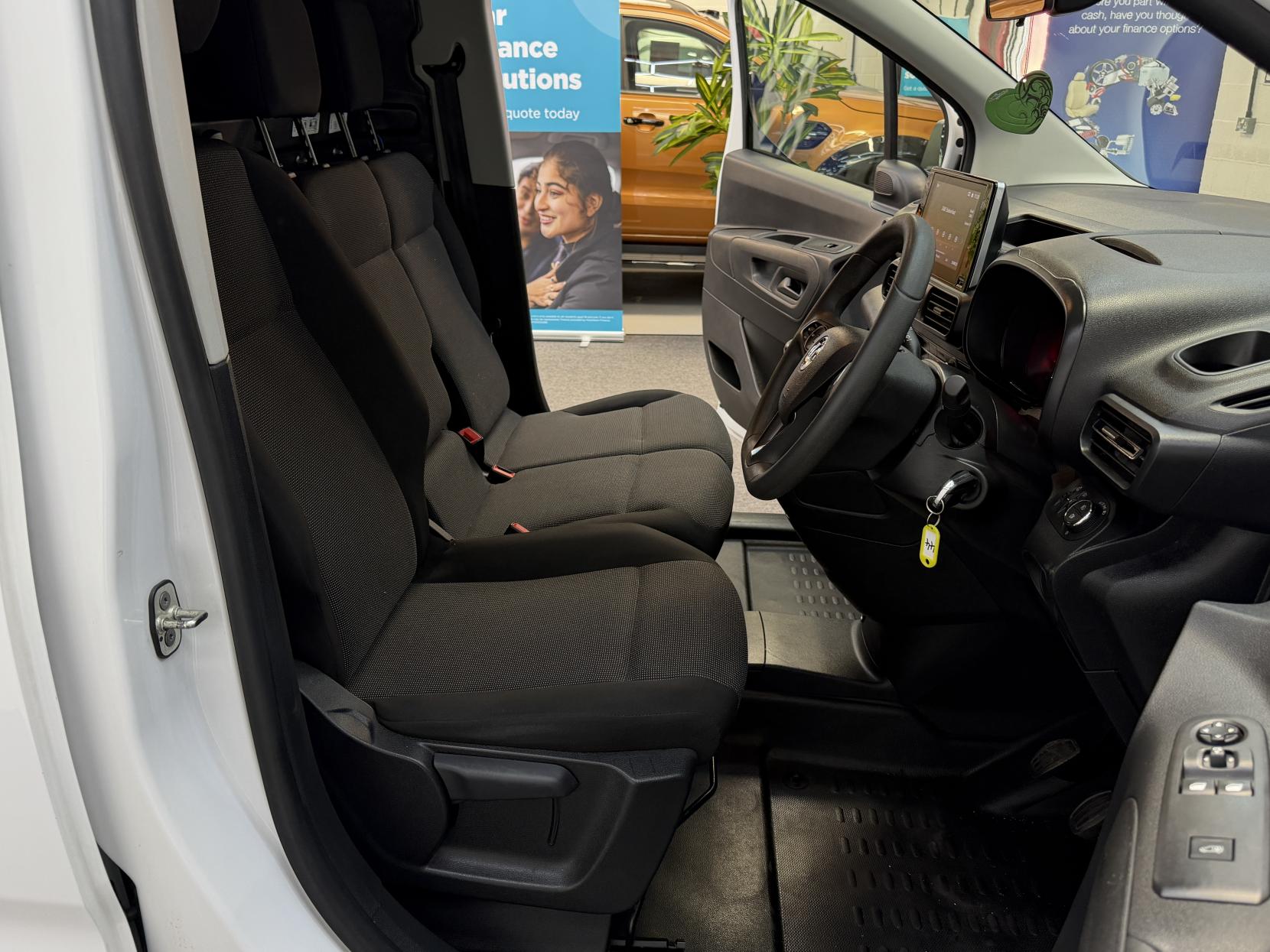 2023 Vauxhall Combo 1.5 Turbo D 2300 Pro Panel Van 6dr Diesel Manual L2 H1 Euro 6 (s/s) (100 ps) - Thumbnail 2