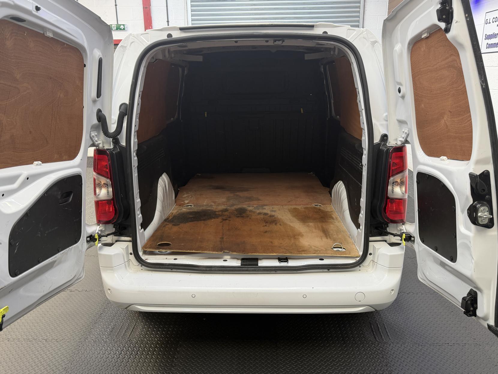 2023 Vauxhall Combo 1.5 Turbo D 2300 Pro Panel Van 6dr Diesel Manual L2 H1 Euro 6 (s/s) (100 ps) - Thumbnail 8
