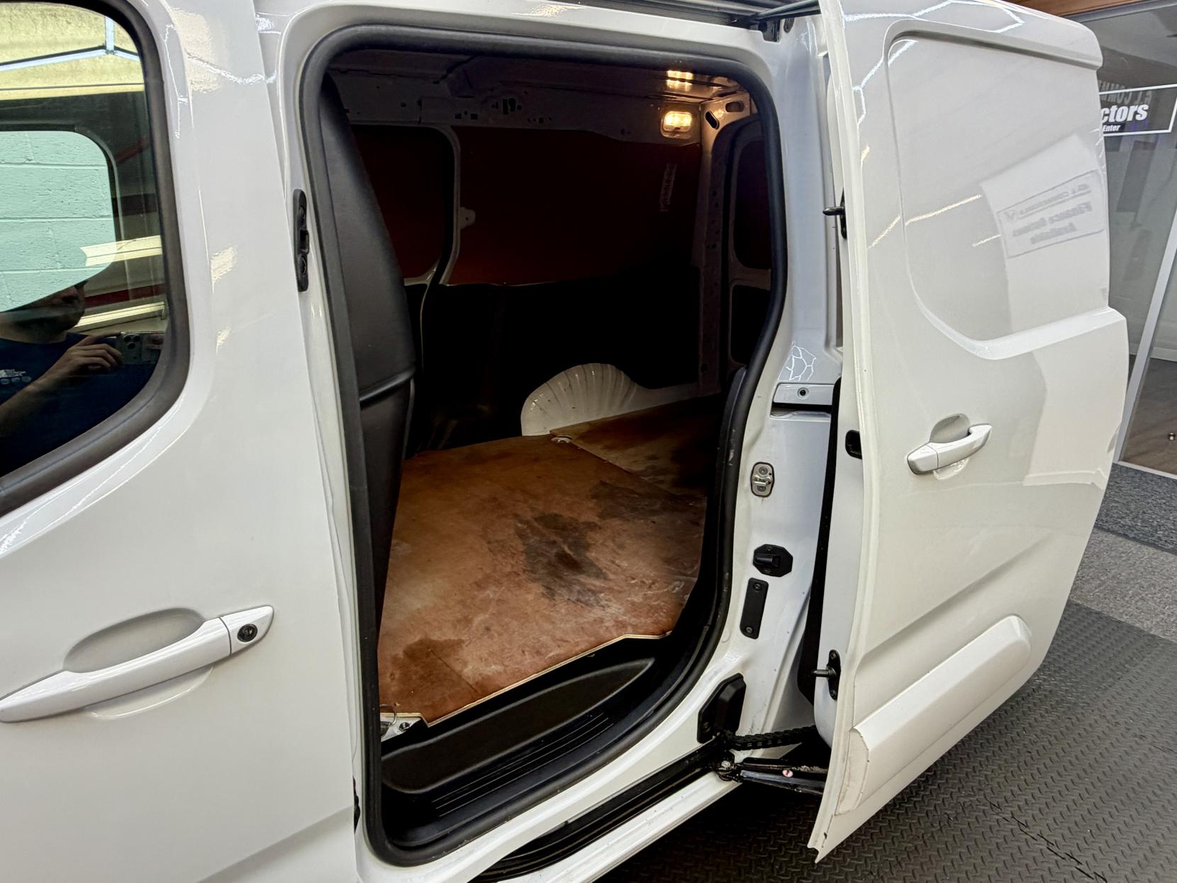 2023 Vauxhall Combo 1.5 Turbo D 2300 Pro Panel Van 6dr Diesel Manual L2 H1 Euro 6 (s/s) (100 ps) - Thumbnail 10