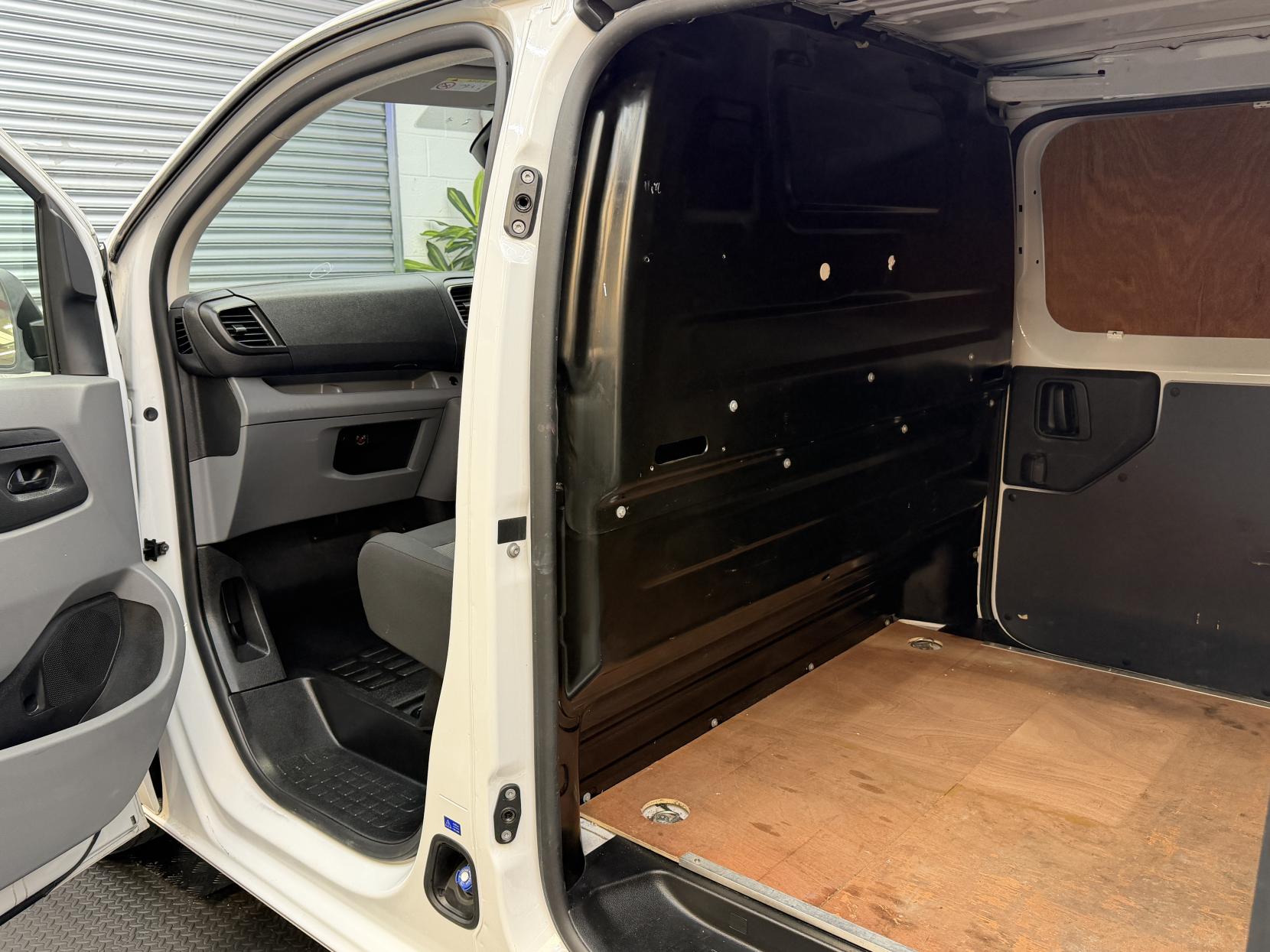 2022 Vauxhall Vivaro 1.5 Turbo D 2900 Dynamic Panel Van 6dr Diesel Manual L2 H1 Euro 6 (s/s) (100 ps) - Thumbnail 18