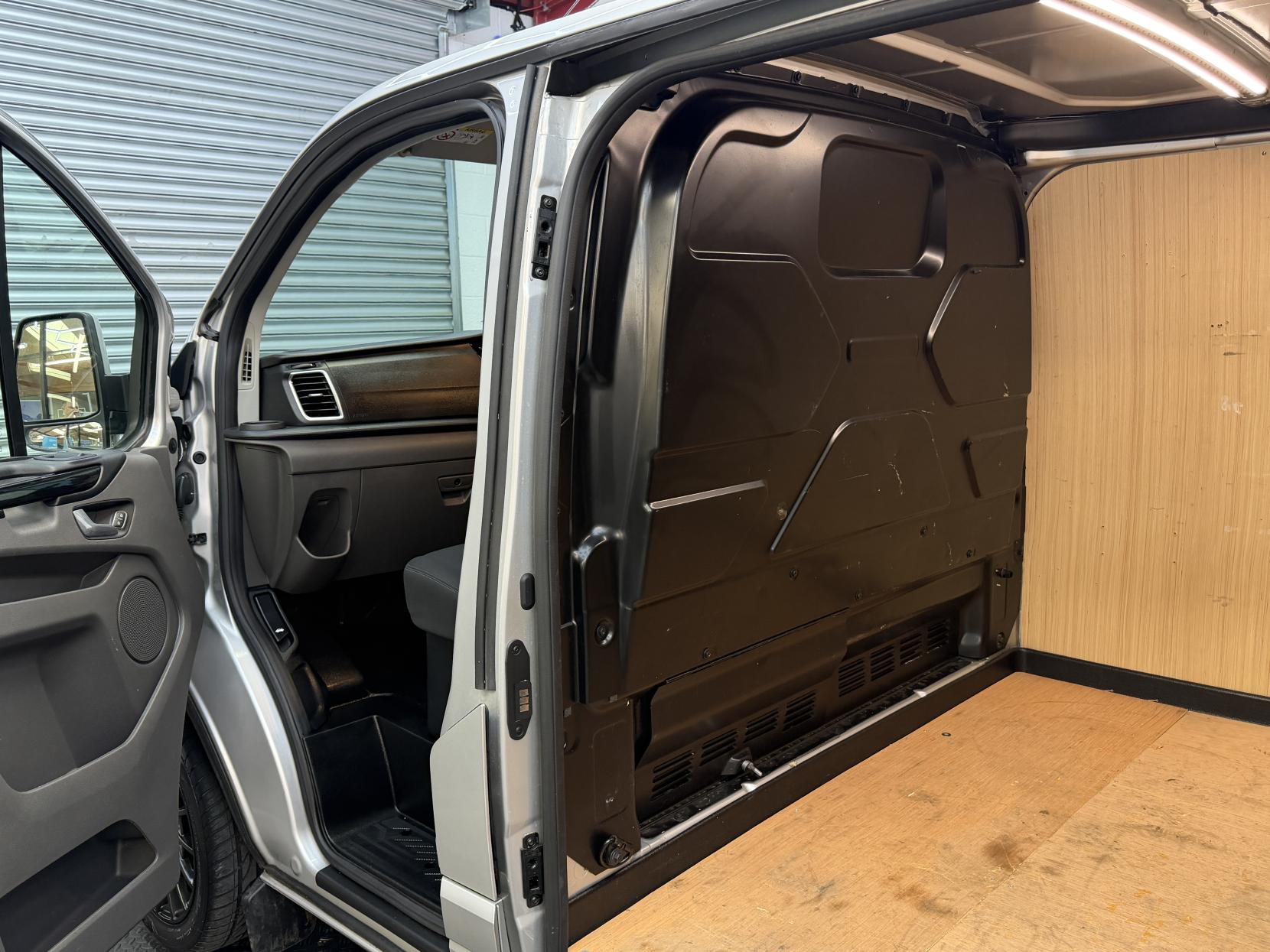2023 Ford Transit Custom 2.0 300 EcoBlue Limited Panel Van 5dr Diesel Manual L2 H1 Euro 6 (s/s) (130 ps) - Thumbnail 18