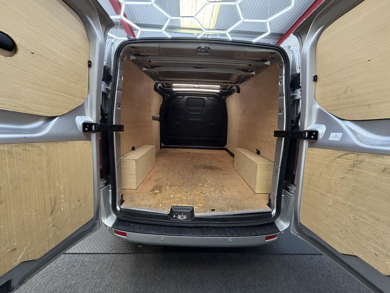 2023 Ford Transit Custom 2.0 300 EcoBlue Limited Panel Van 5dr Diesel Manual L2 H1 Euro 6 (s/s) (130 ps) - Thumbnail 17