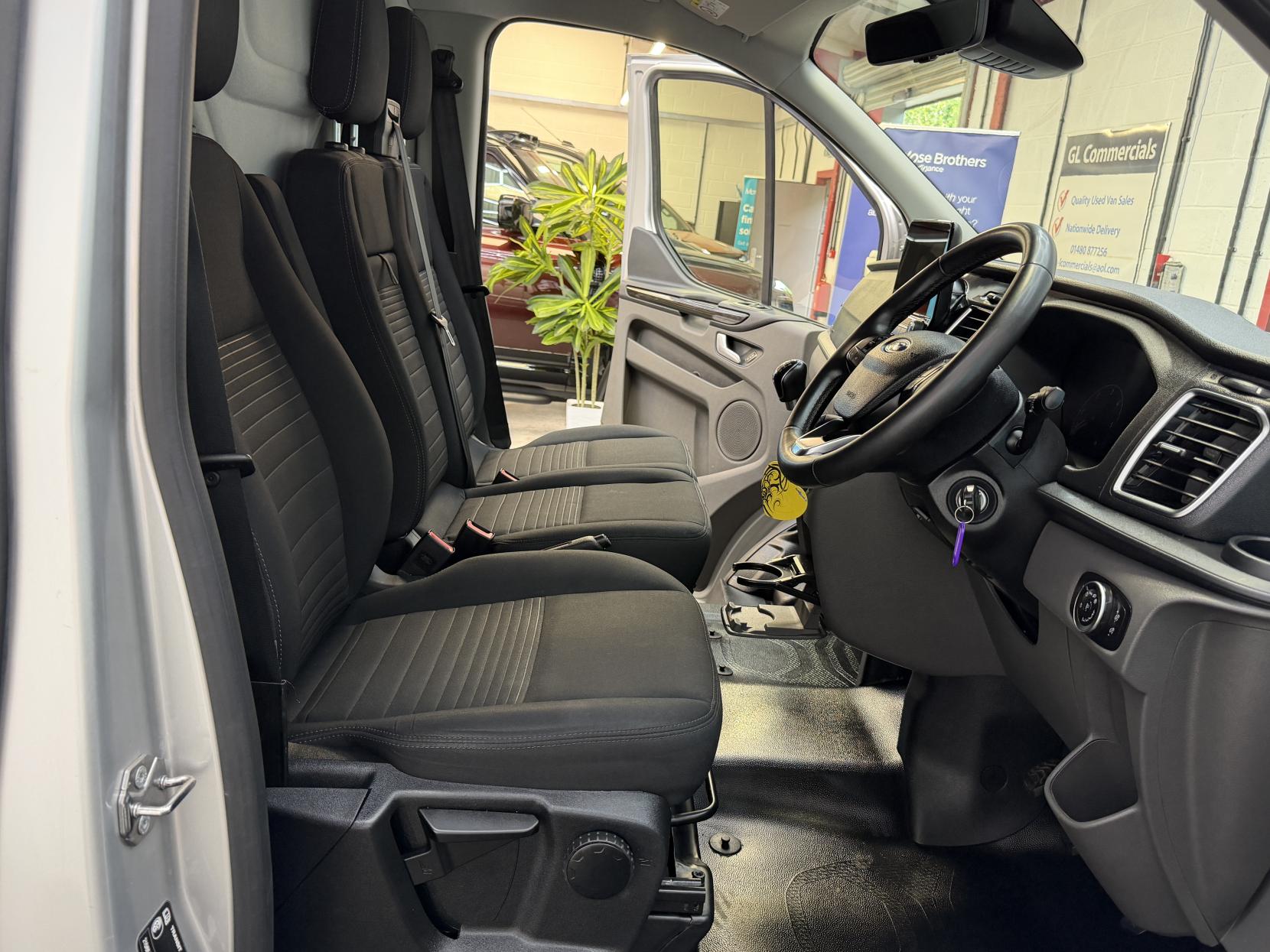 2023 Ford Transit Custom 2.0 300 EcoBlue Limited Panel Van 5dr Diesel Manual L2 H1 Euro 6 (s/s) (130 ps) - Thumbnail 12