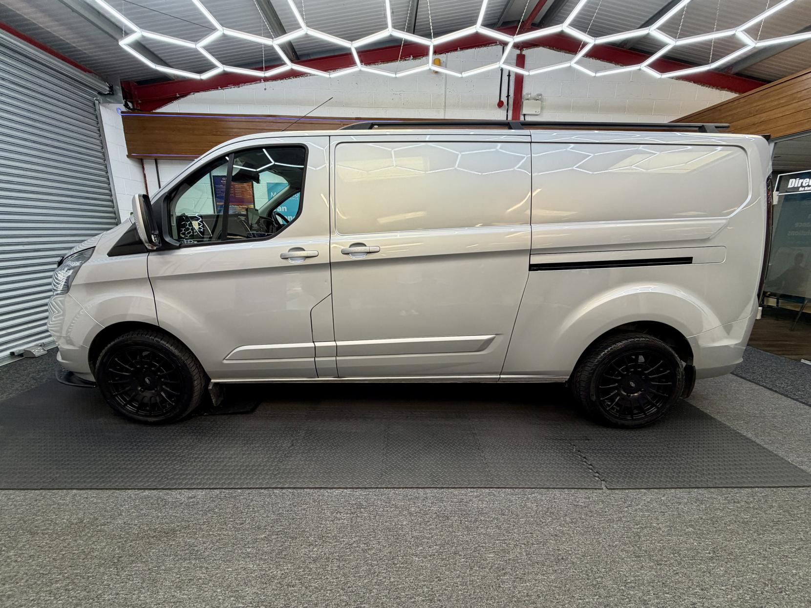 2023 Ford Transit Custom 2.0 300 EcoBlue Limited Panel Van 5dr Diesel Manual L2 H1 Euro 6 (s/s) (130 ps) - Thumbnail 10