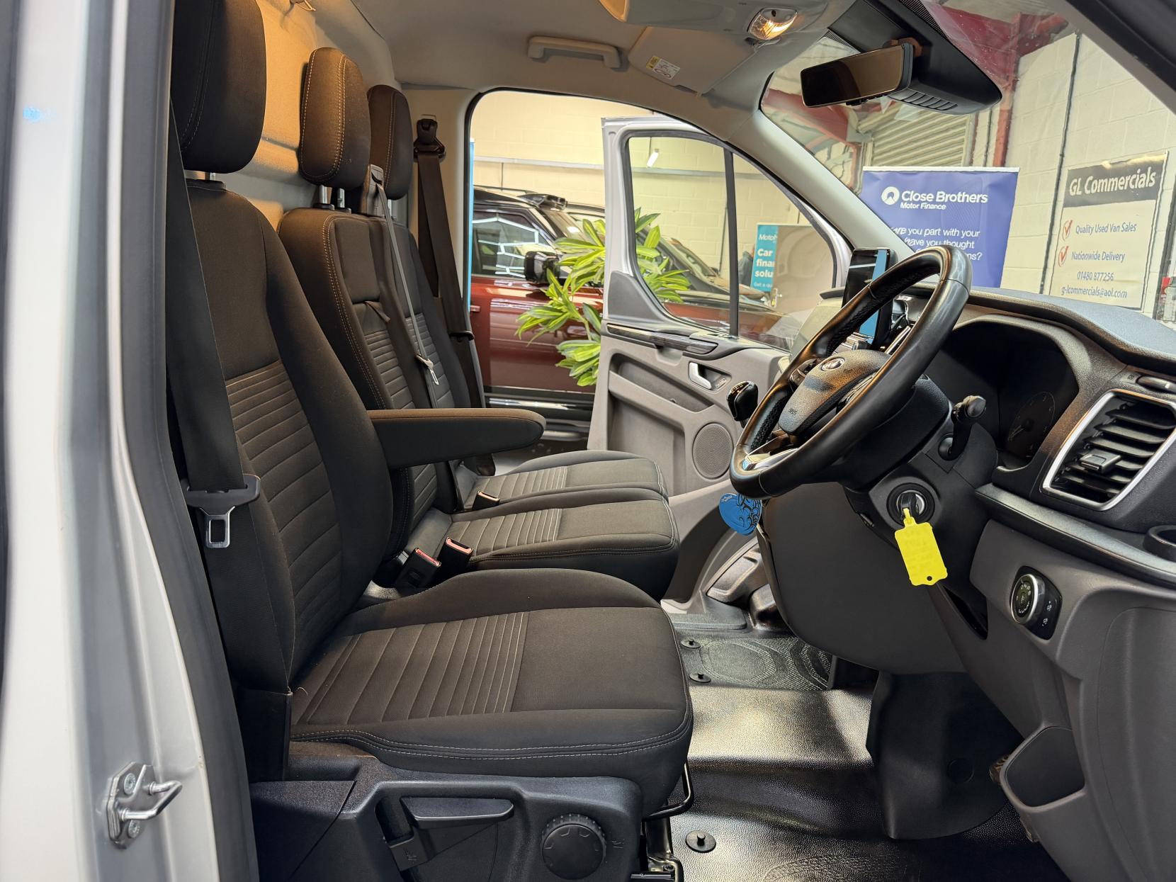2023 Ford Transit Custom 2.0 300 EcoBlue Limited Panel Van 5dr Diesel Manual L2 H1 Euro 6 (s/s) (130 ps) - Thumbnail 3