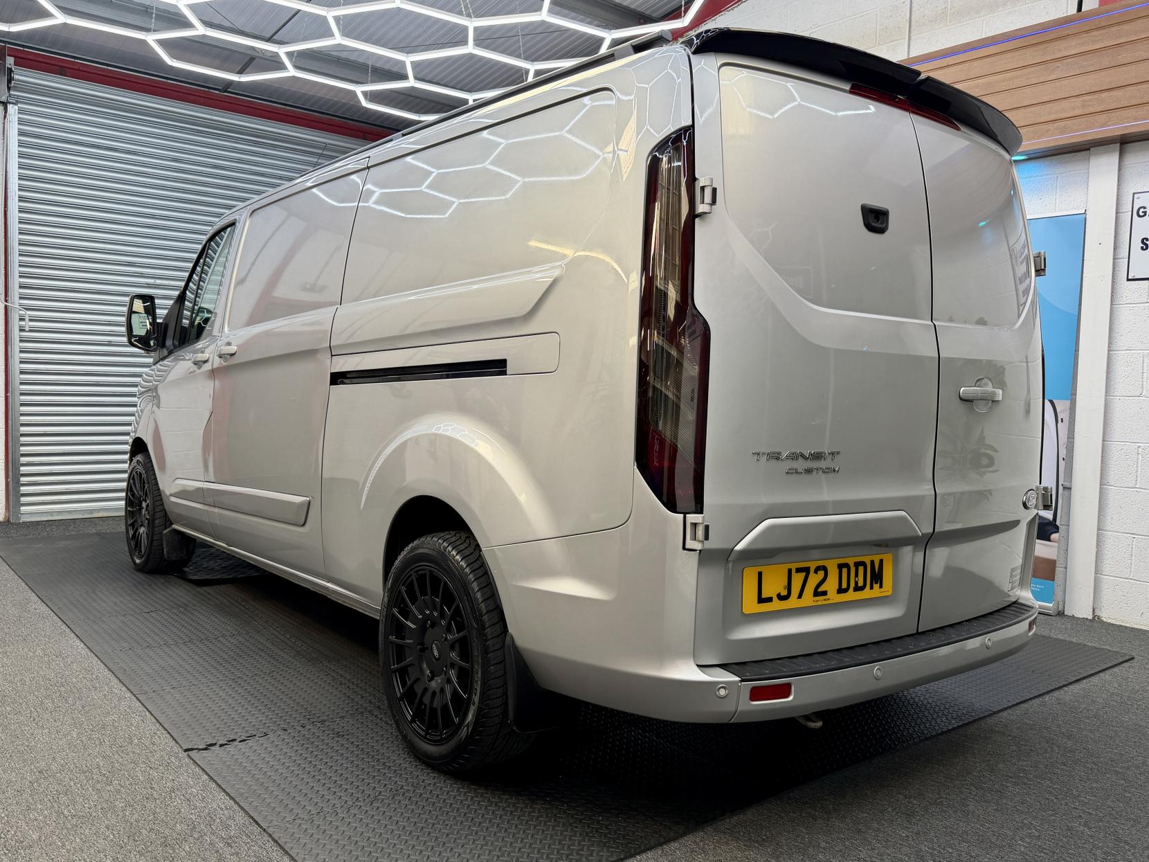 2023 Ford Transit Custom 2.0 300 EcoBlue Limited Panel Van 5dr Diesel Manual L2 H1 Euro 6 (s/s) (130 ps) - Thumbnail 6